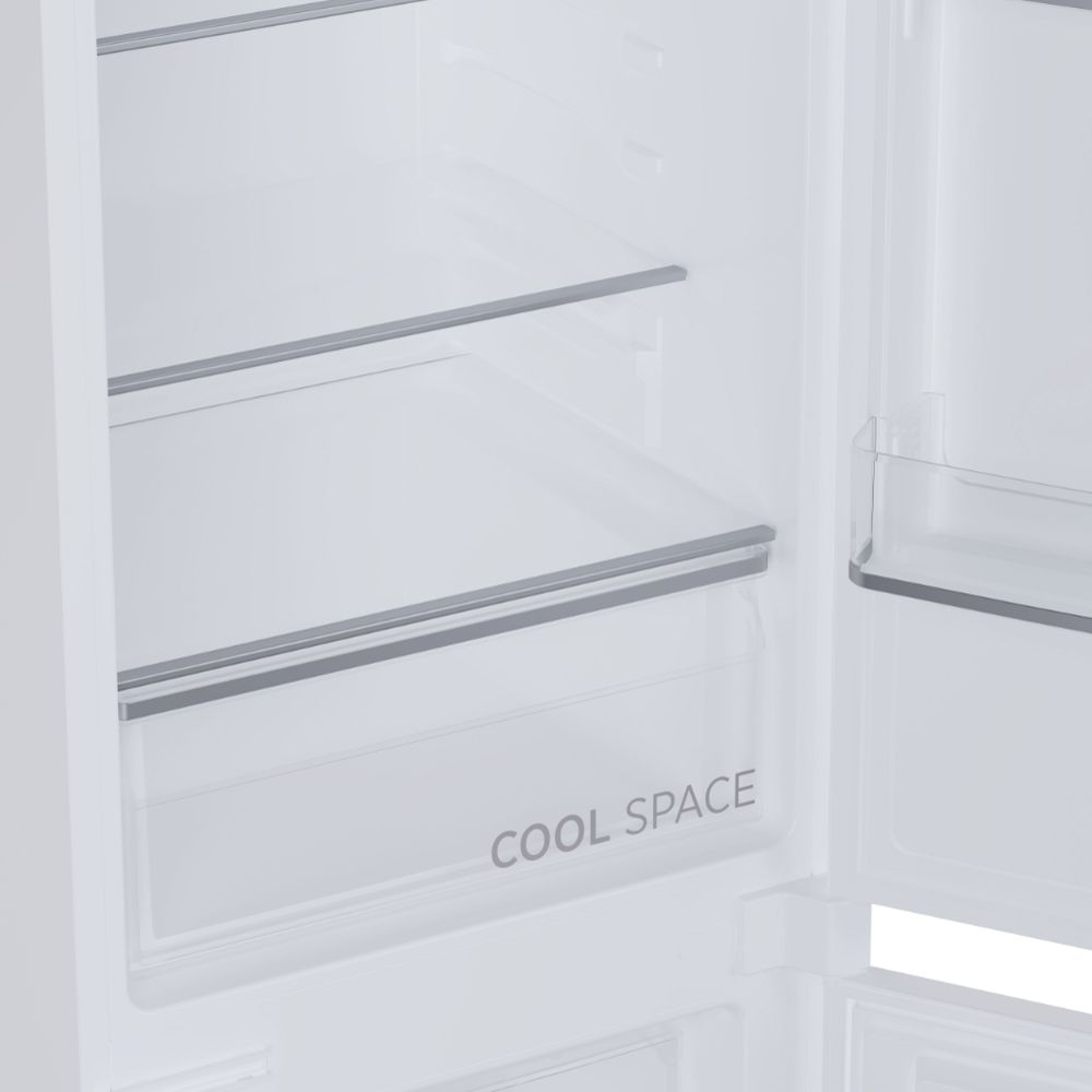 All'interno di un frigorifero bianco, sono visibili ripiani e un cassetto con la scritta 'COOL SPACE'. La porta è aperta e vuota.