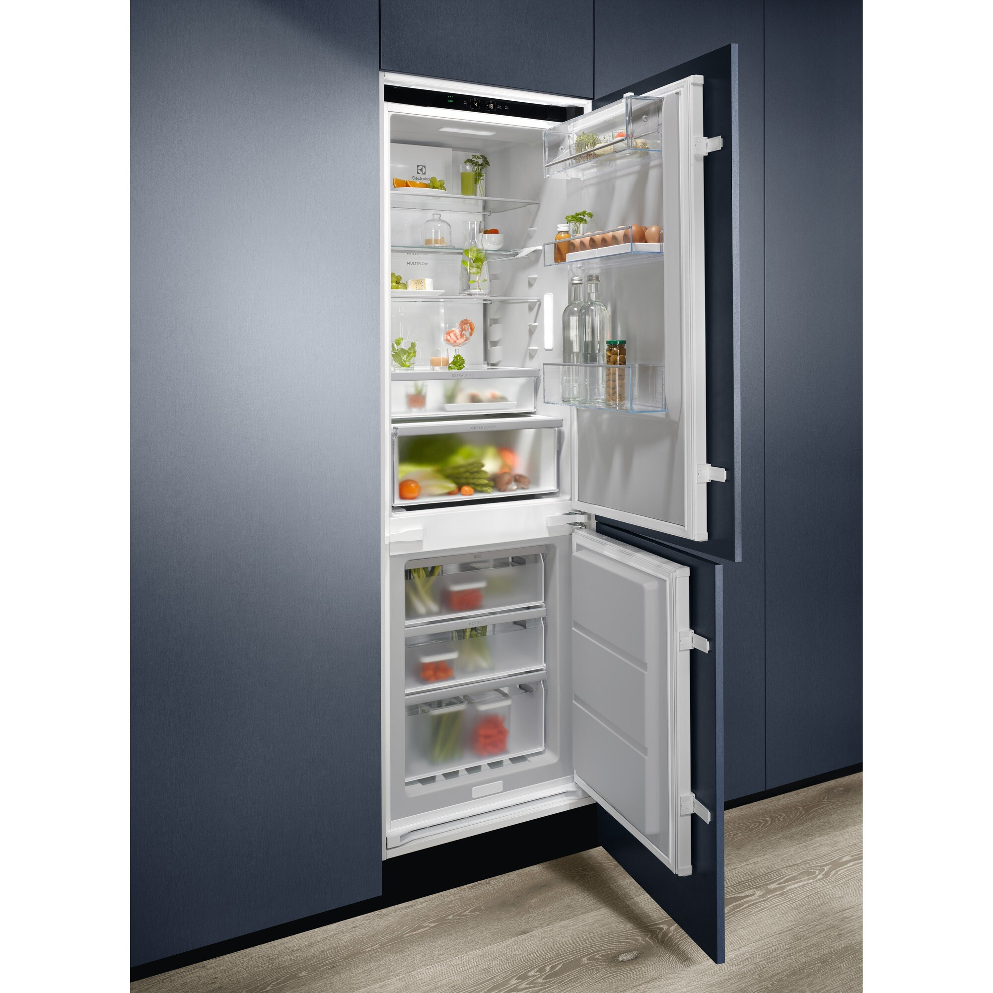 Un frigorifero moderno con la porta aperta, che mostra ripiani pieni di cibo come verdure, uova e bevande, su sfondo blu scuro.