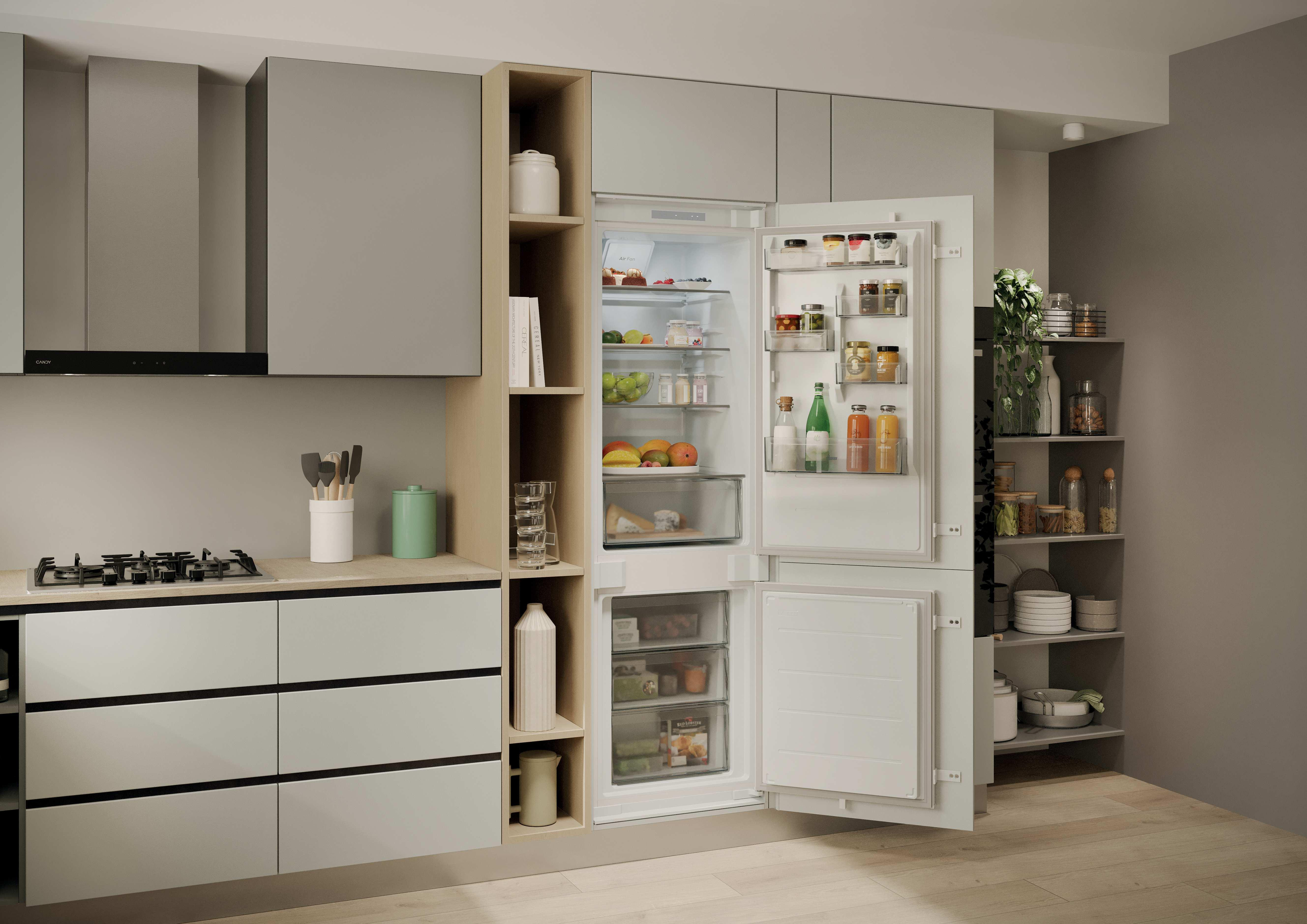 Una cucina moderna con un frigorifero aperto pieno di cibo, accanto a un fornello, scaffali e armadi.