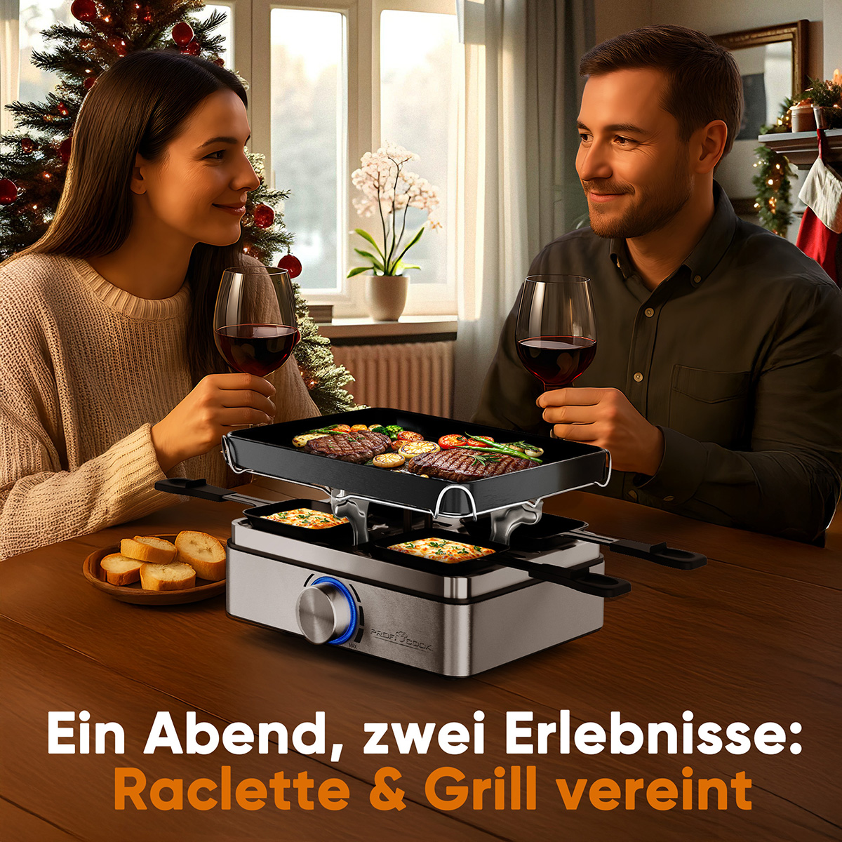Ein Paar genießt ein Raclette-Grill mit Wein. Ein Weihnachtsbaum und ein Fenster befinden sich im Hintergrund.
