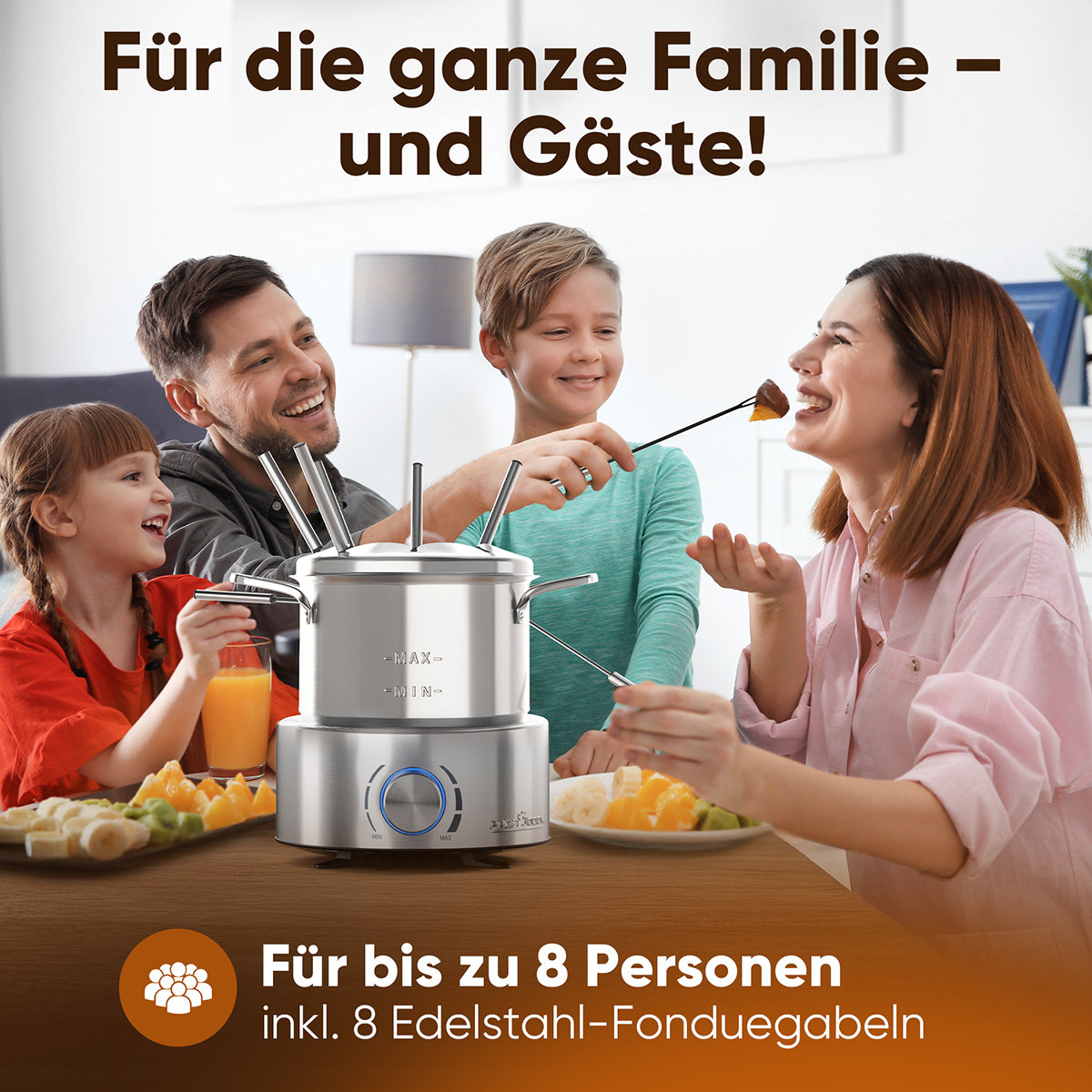 Eine Familie genießt Fondue. Ein Topf in der Mitte und Teller mit Früchten. Menschen lächeln und essen. Text sagt: 'Für die ganze Familie'.