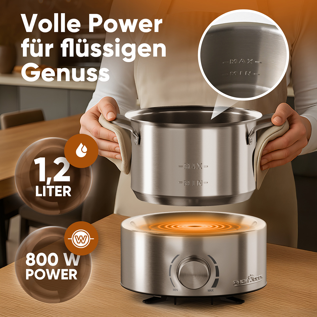 Ein Edelstahltopf wird über einem Induktionskochfeld gehalten. Text: Volle Power für flüssigen Genuss. Kapazität: 1,2 Liter, Leistung: 800W.