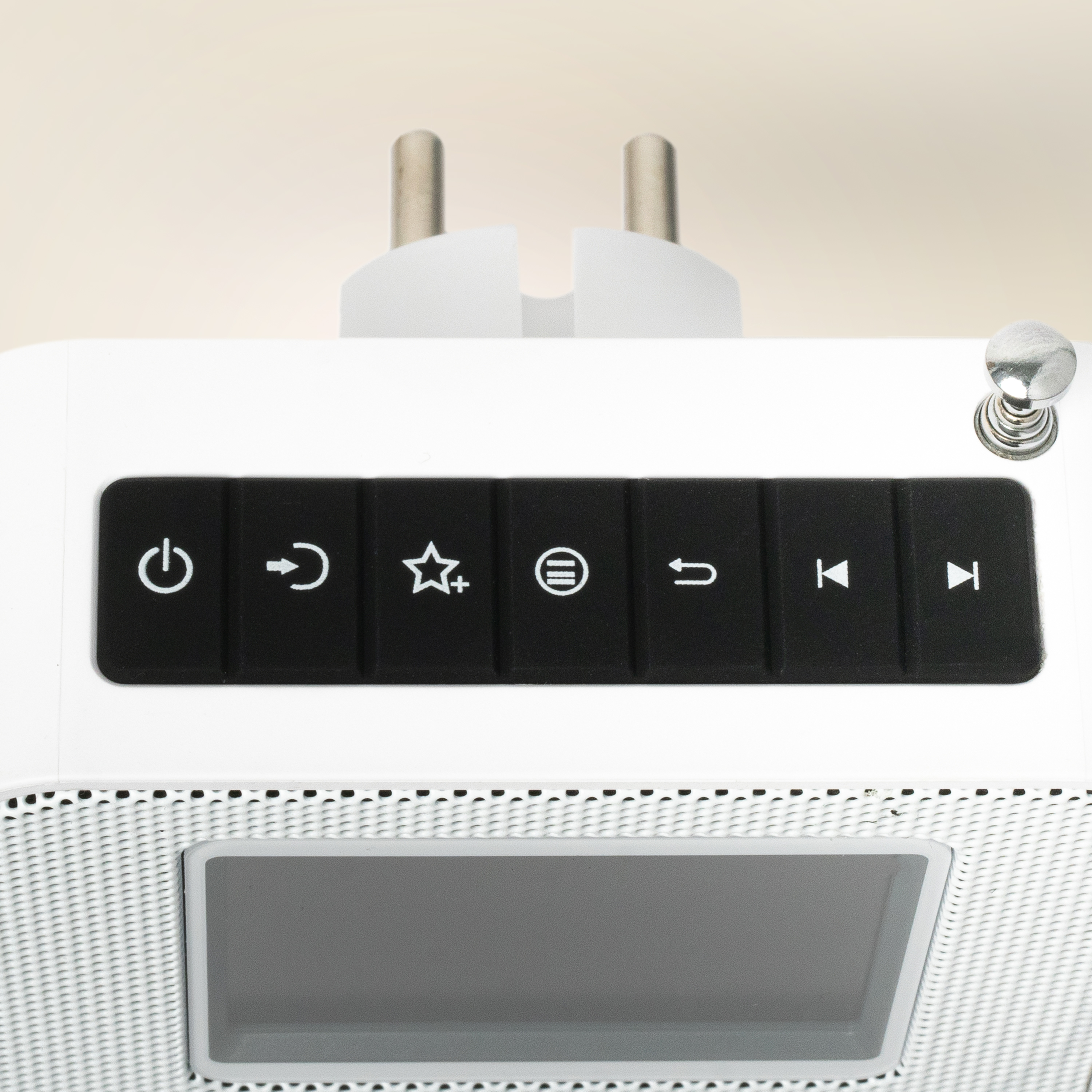 Weißes Radio mit schwarzen Knöpfen, einem Display und einem Stecker. Zu den Tasten gehören Power, Zurück, Stern, Menü und Abspielen/Pause.