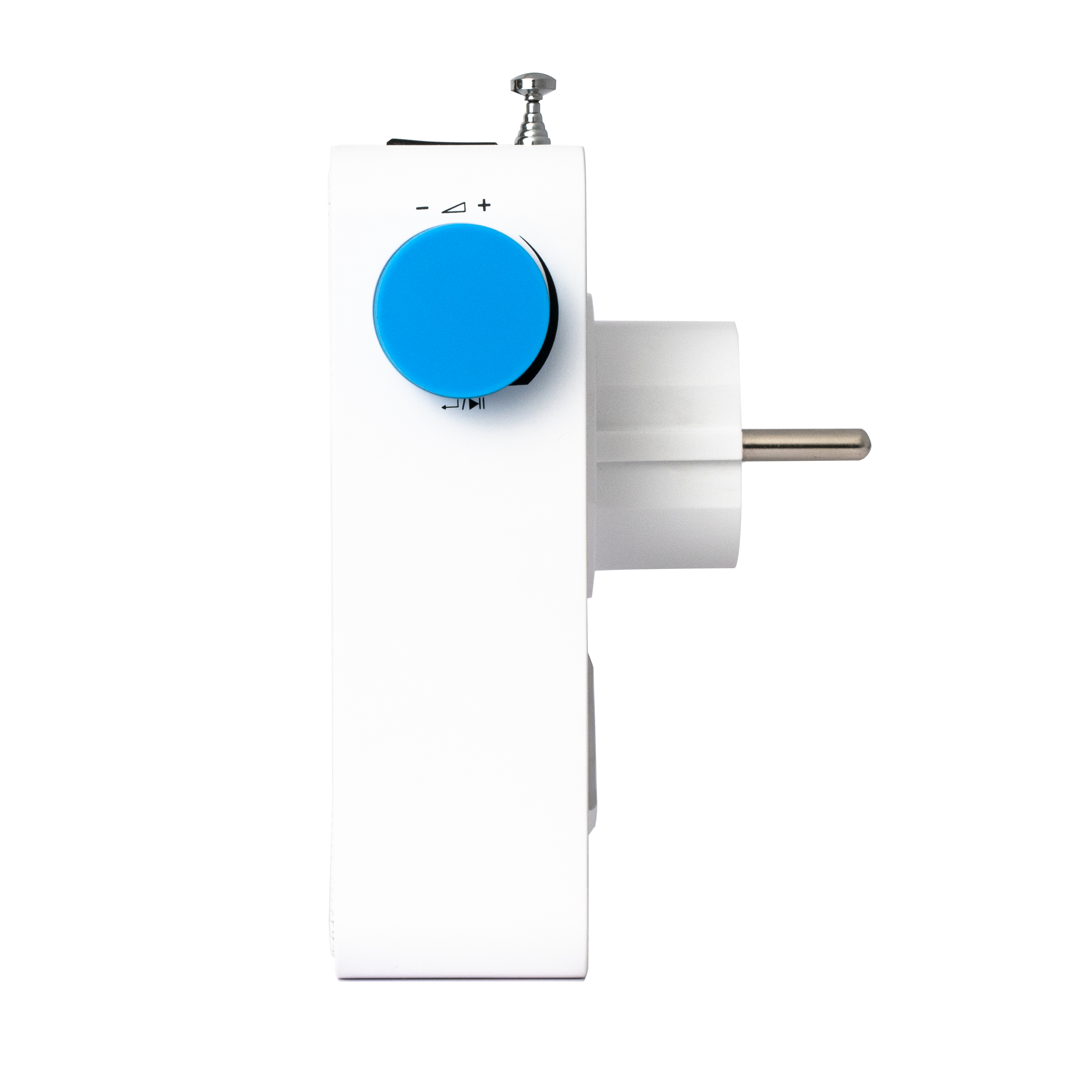 Ein weißer Adapter mit blauem Drehknopf, Antenne und Stecker.