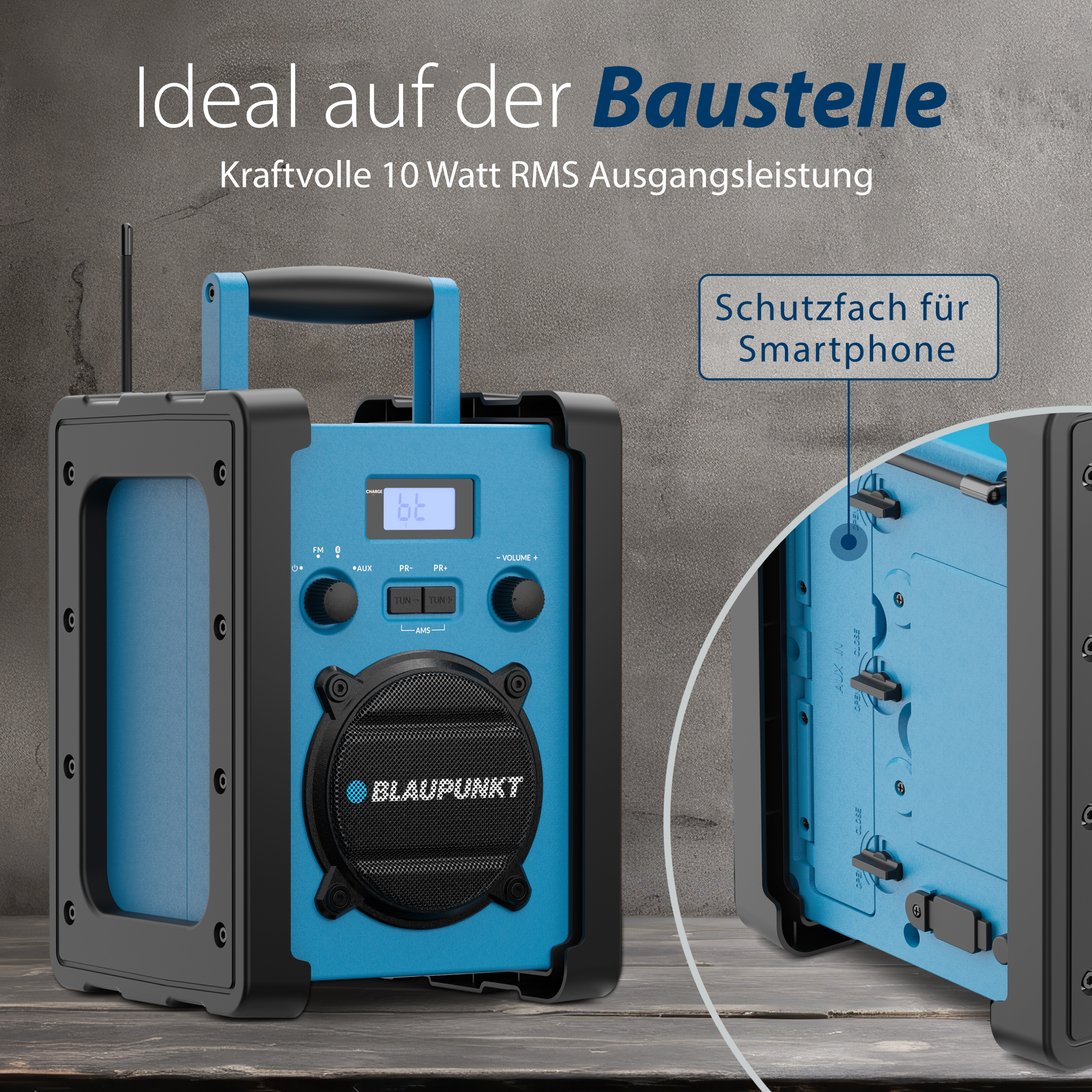 Ein blau-schwarzes tragbares Radio mit Griff, Lautsprecher und Bedienelementen auf einer Holzoberfläche.