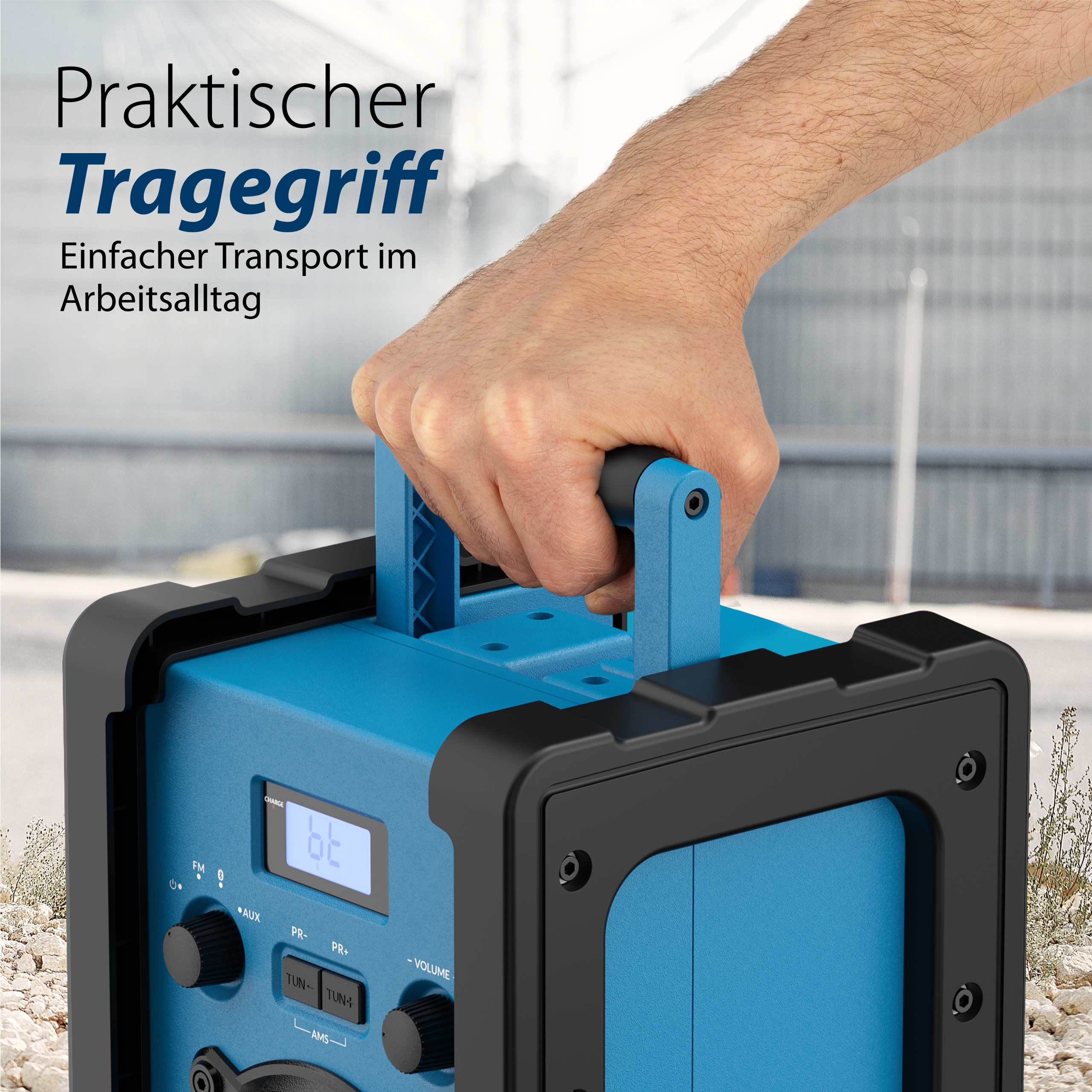Eine Hand, die einen blau-schwarzen tragbaren Lautsprecher hält. Auf dem Lautsprecher steht "Praktischer Tragegriff".