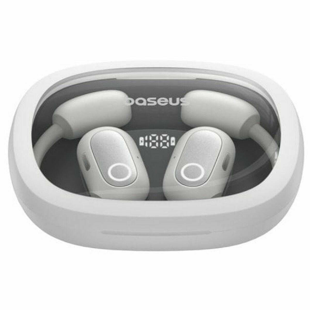 Auriculares blancos en un estuche de carga. El estuche tiene una tapa transparente y muestra la marca y el nivel de batería digital.