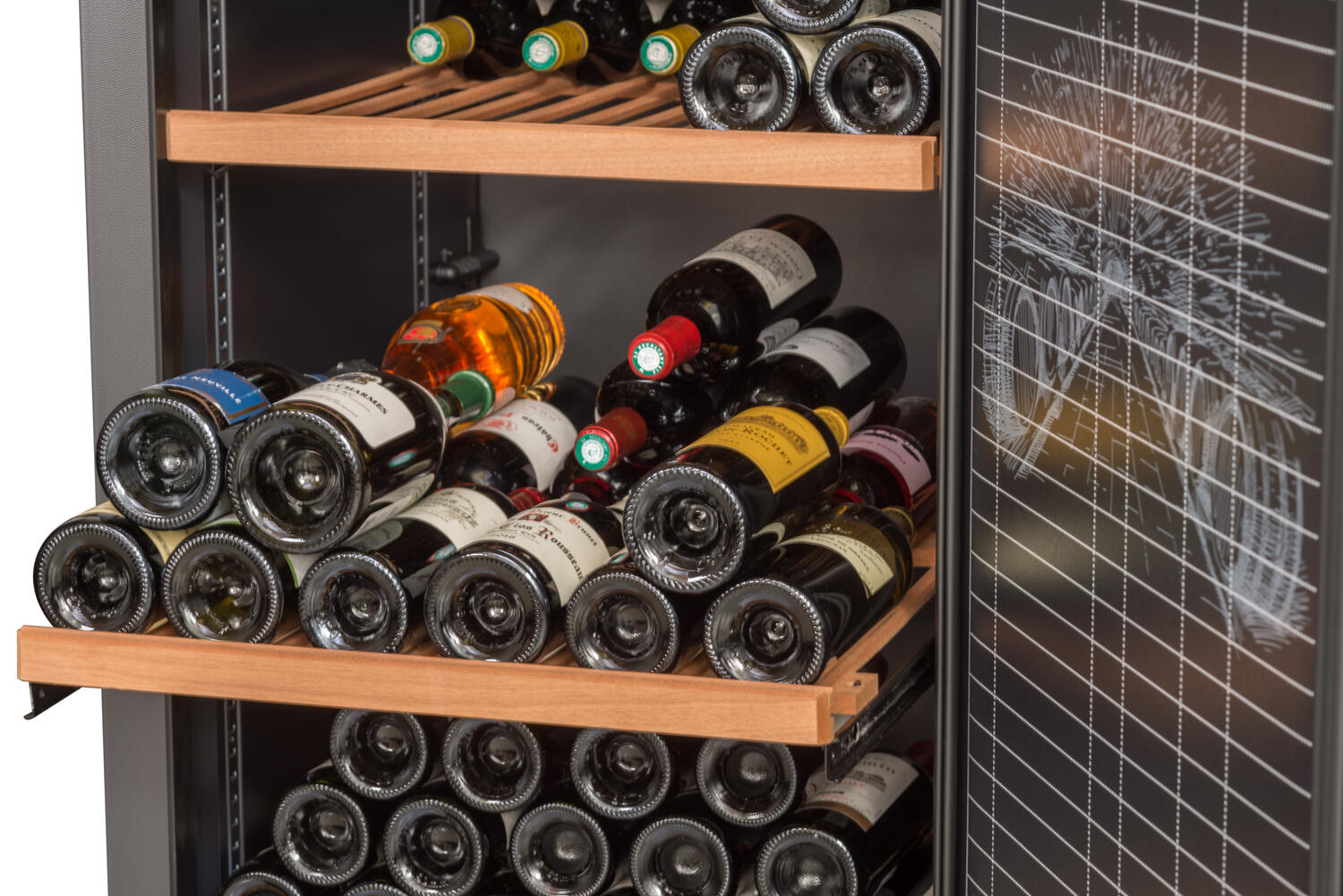 Un frigorifero per vini con varie bottiglie di vino su ripiani in legno. Le bottiglie hanno etichette e colori diversi. La porta ha un motivo decorativo.