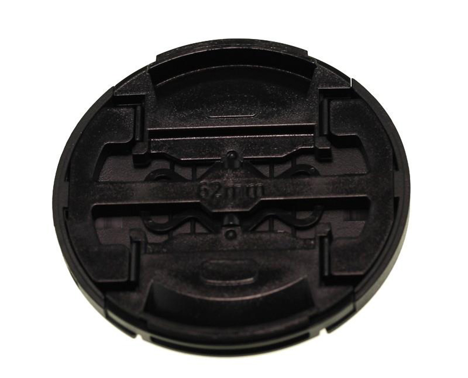 Eine schwarze Objektivkappe mit detailliertem Innenraum. Die Kappe hat die Aufschrift '62mm'. Sie befindet sich vor einem weißen Hintergrund.