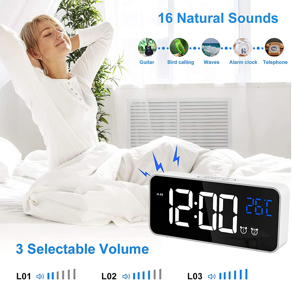 Frau im Bett mit erhobenen Armen. Eine Digitaluhr zeigt 12:00 Uhr morgens und 26 °C. Das Bild hat Optionen für Sounds und Lautstärke.