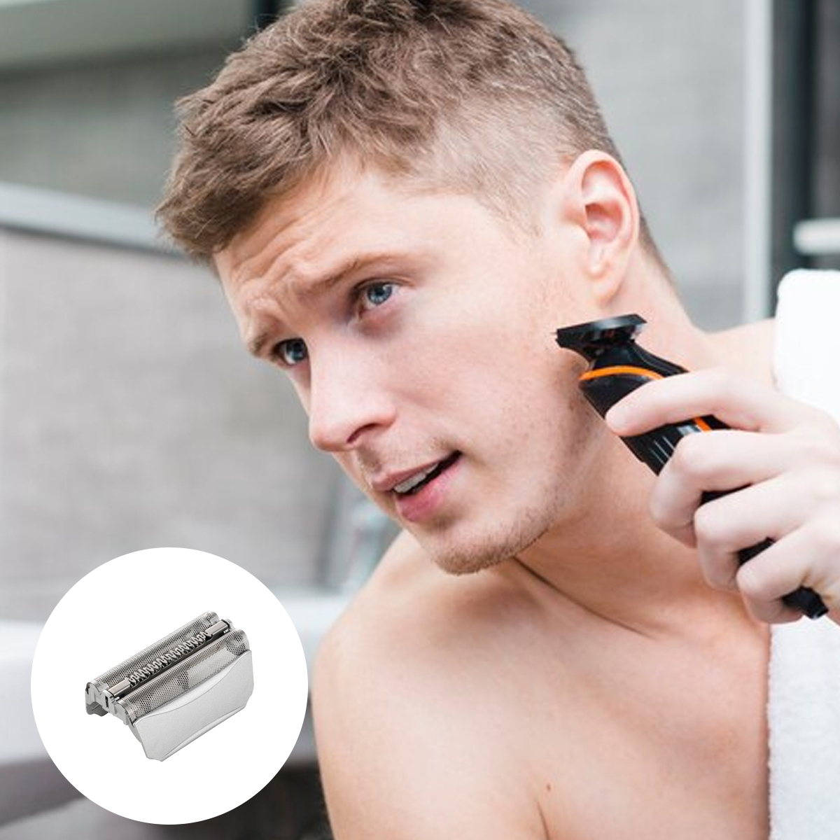 Ein Mann rasiert sich mit einem Elektrorasierer das Gesicht. Ein Ersatzkopf befindet sich in einem Kreis. Der Mann schaut in die Kamera.