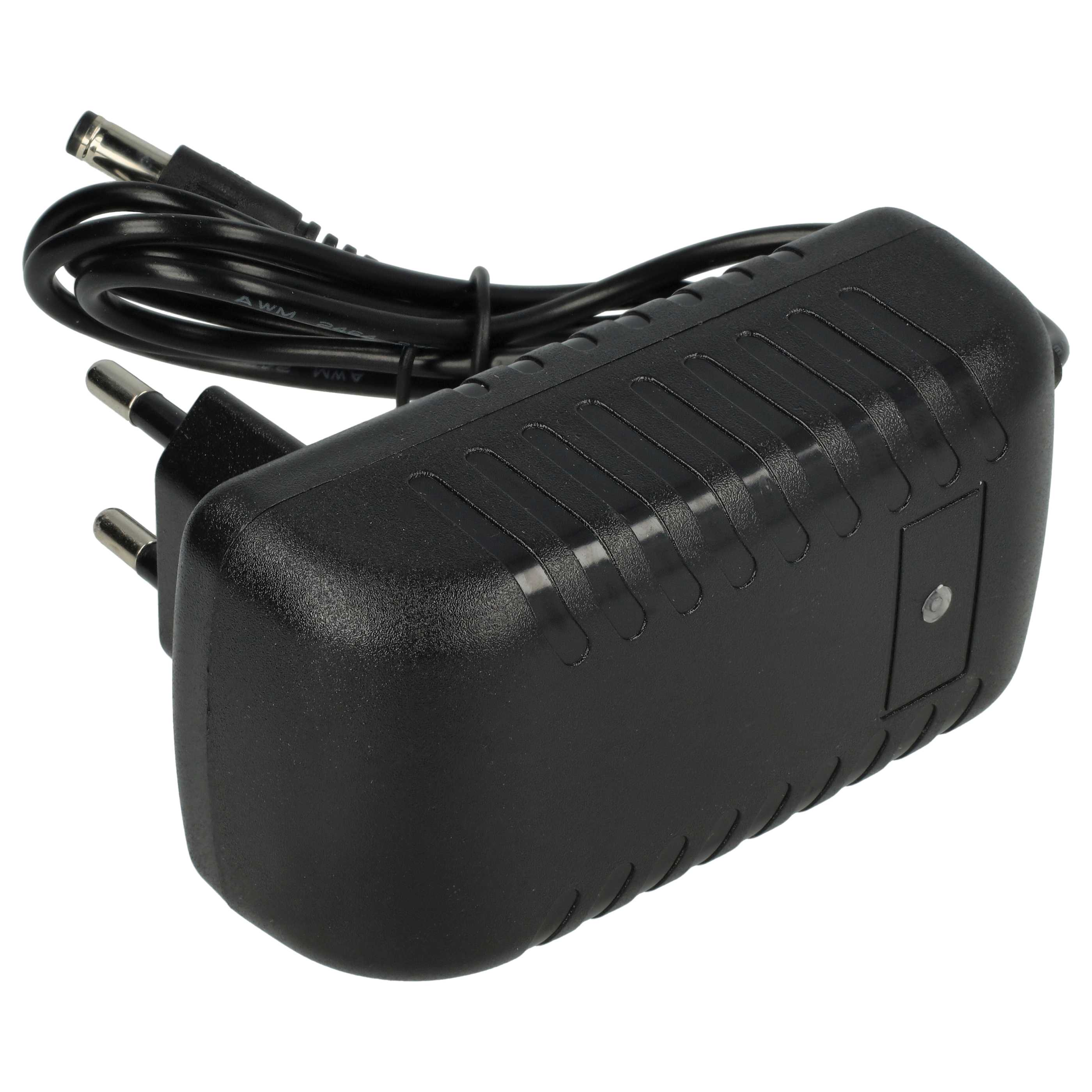 Schwarzes Netzteil mit Stecker und schwarzem Kabel. Es befindet sich auf weißem Hintergrund.