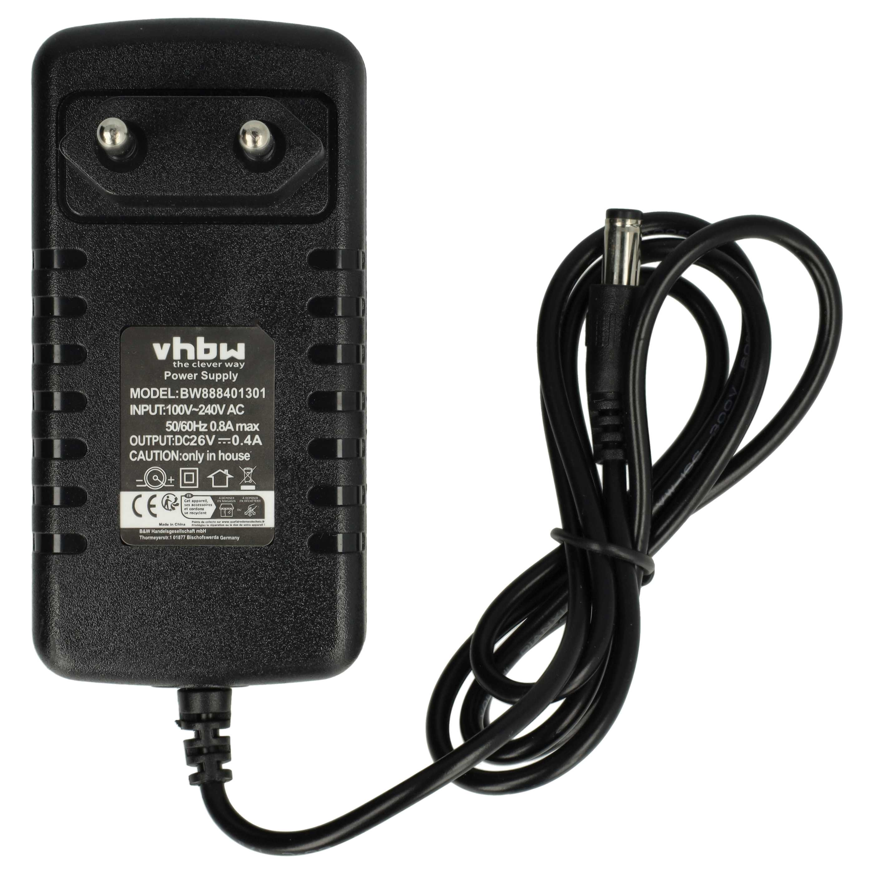 Schwarzes Netzteil mit Stecker und Kabel. Es hat ein Etikett mit Text. Weißer Hintergrund.