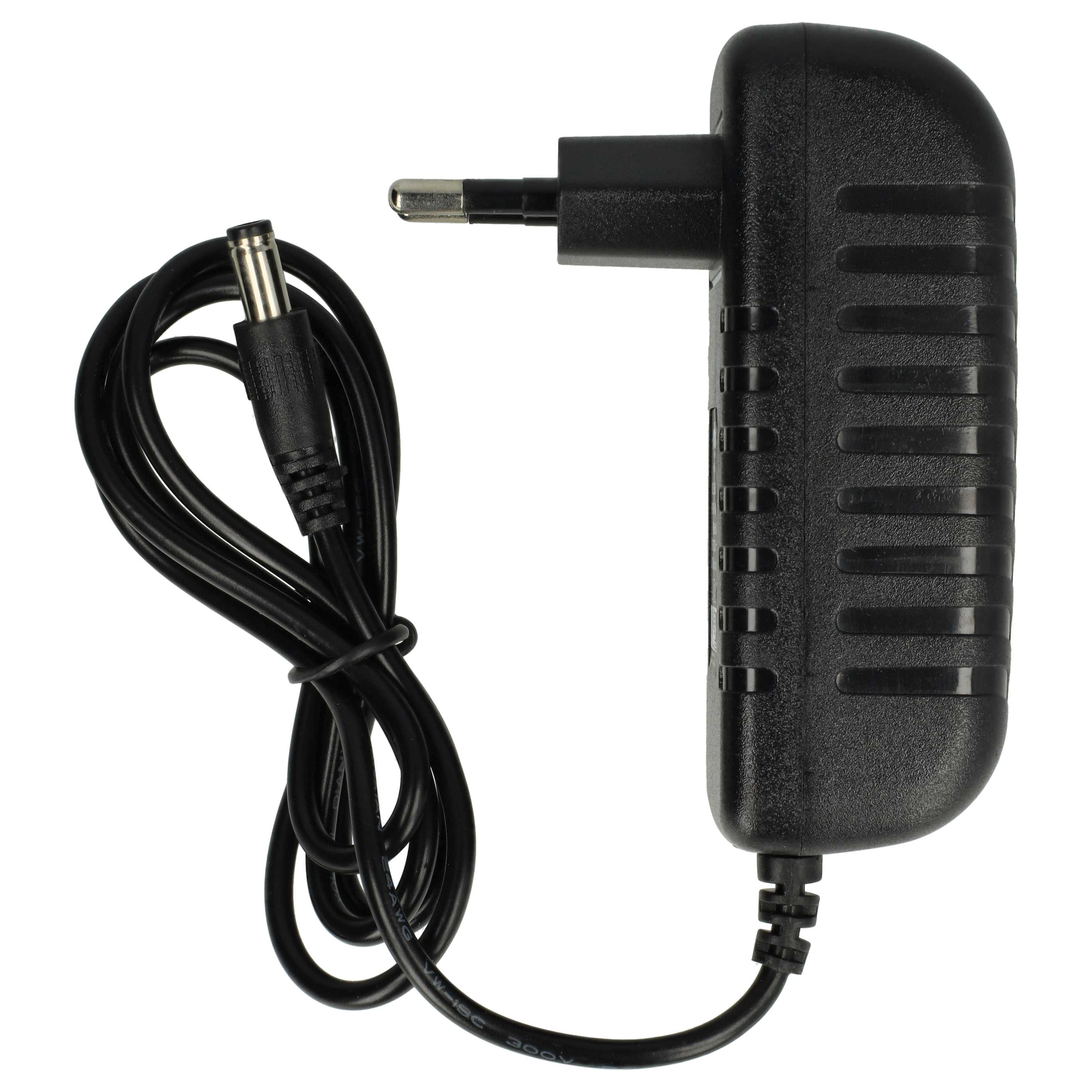 Schwarzer Netzadapter mit schwarzem Kabel und Eurostecker. Auf weißem Hintergrund isoliert.