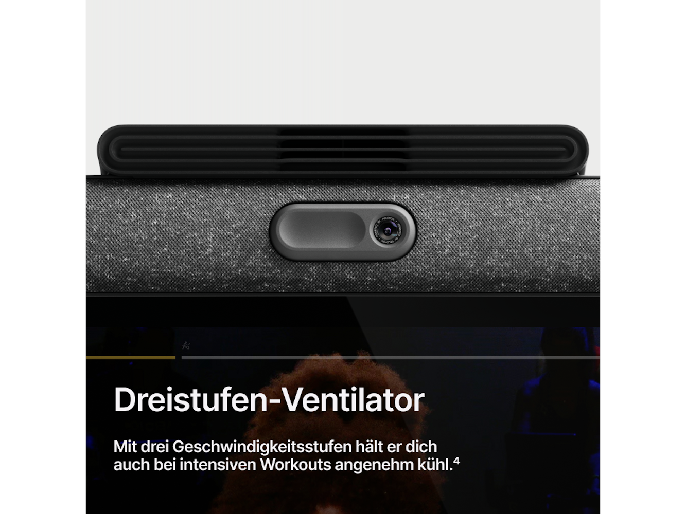 Nahaufnahme eines Geräts mit Kamera, Lüfter und grauem Stoff. Deutscher Text besagt, dass es einen Dreistufen-Ventilator hat.