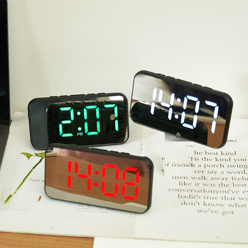 Drei Digitaluhren zeigen die Uhrzeit an. Eine zeigt 14:07 Uhr in Grün, die anderen 14:07 und 14:08 in Weiß und Rot.