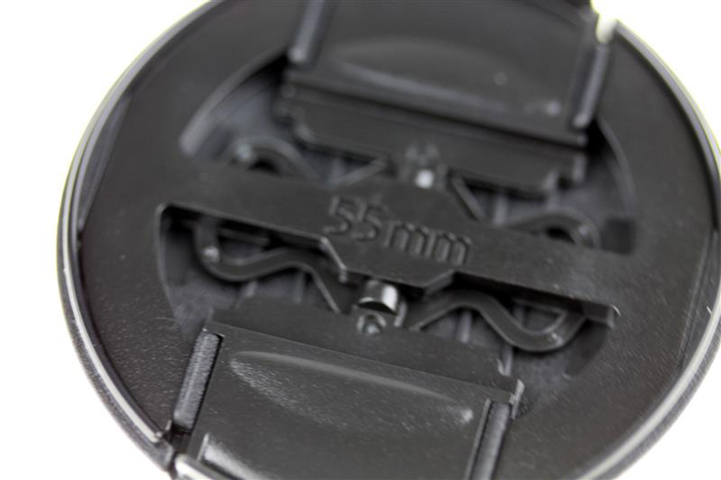 Eine schwarze Kunststoff-Objektivkappe mit der Prägung 55mm. Die Kappe hat Verriegelungsclips und ein kreisförmiges Design.