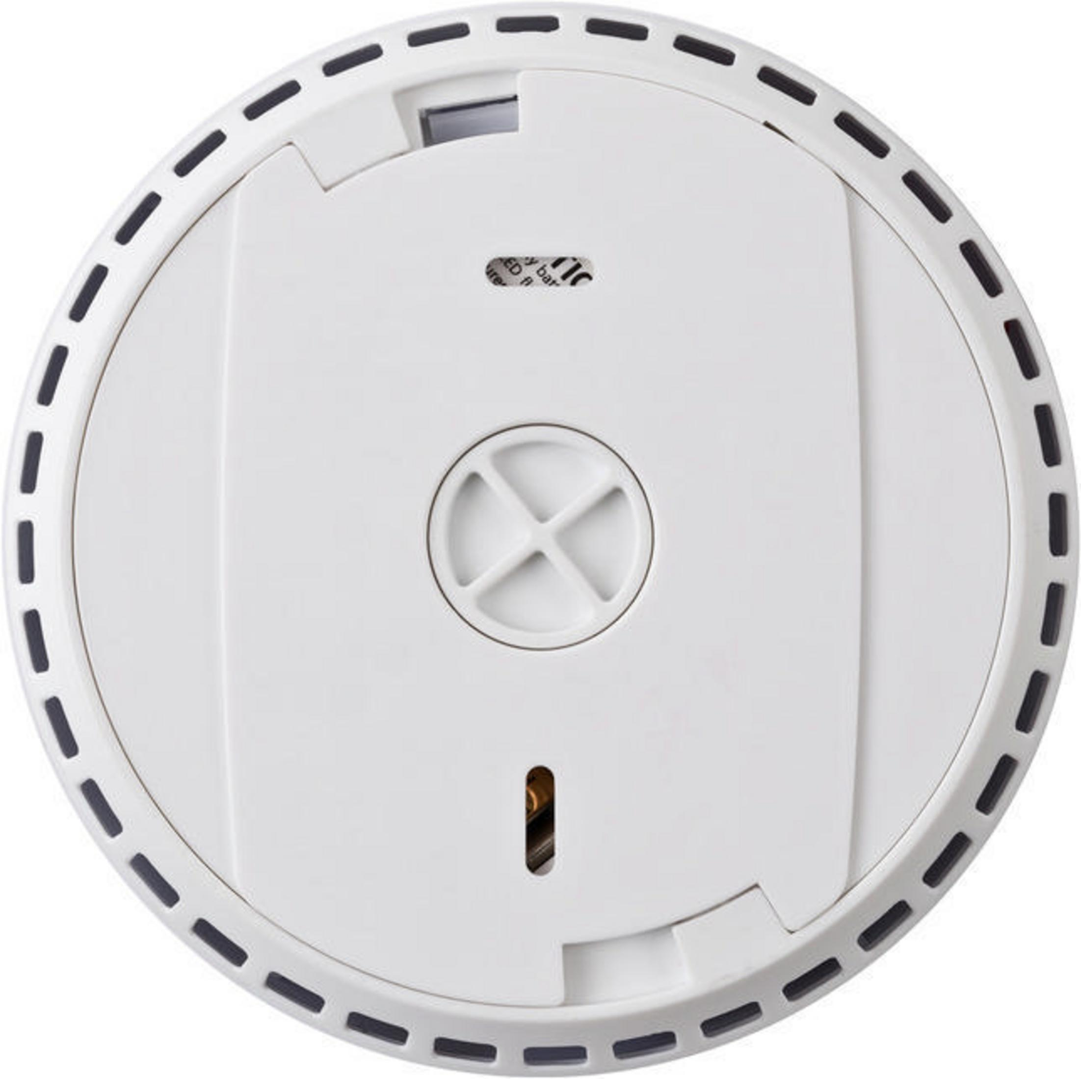 Un detector de humo blanco. Tiene forma circular con una rejilla alrededor del borde y un centro en forma de cruz.
