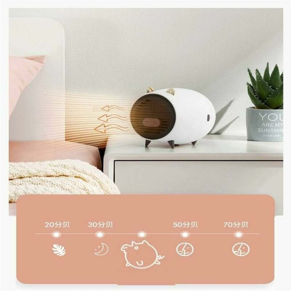 Ein weißer, schweinähnlicher Heizkörper steht auf einem Nachttisch. Rechts ist eine Pflanze. Ein rosa Bett und ein Bedienfeld sind im Vordergrund.