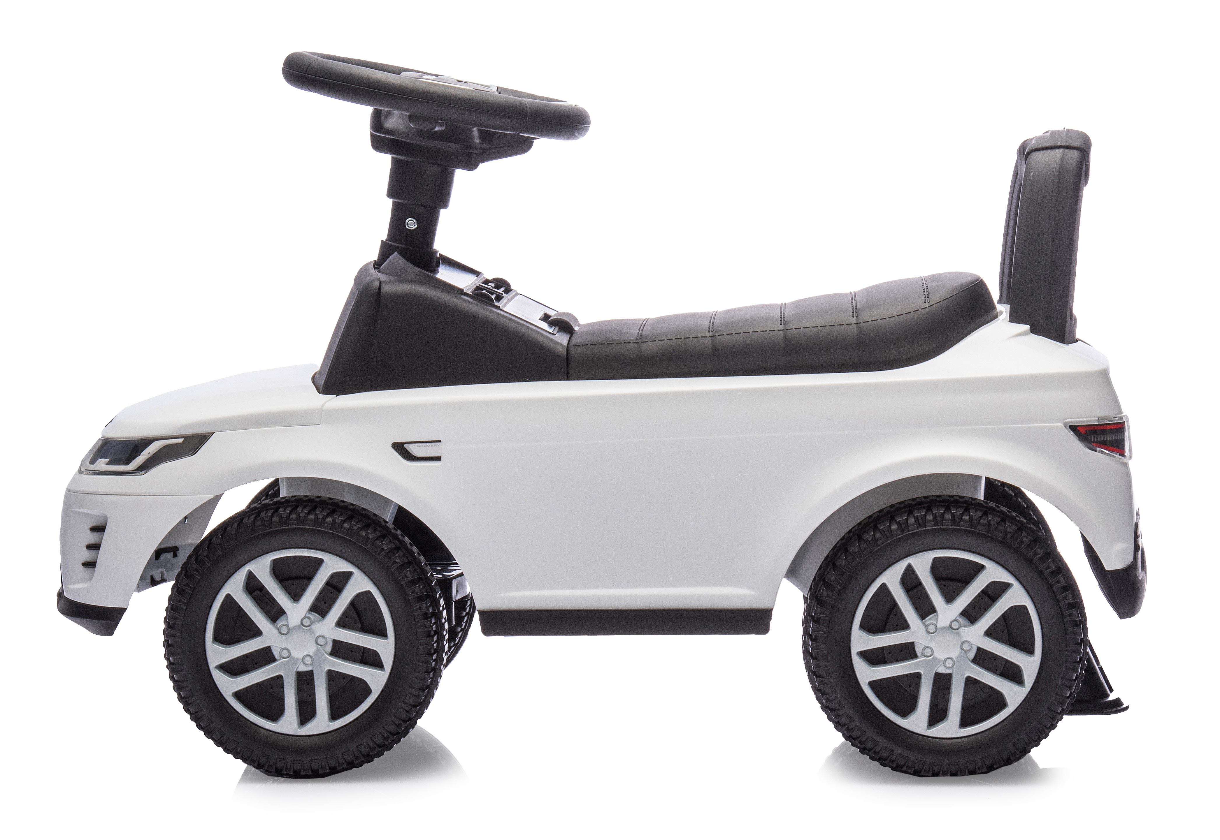 Un coche de juguete blanco con ruedas negras, volante y asiento. El coche es una vista lateral sobre un fondo blanco.