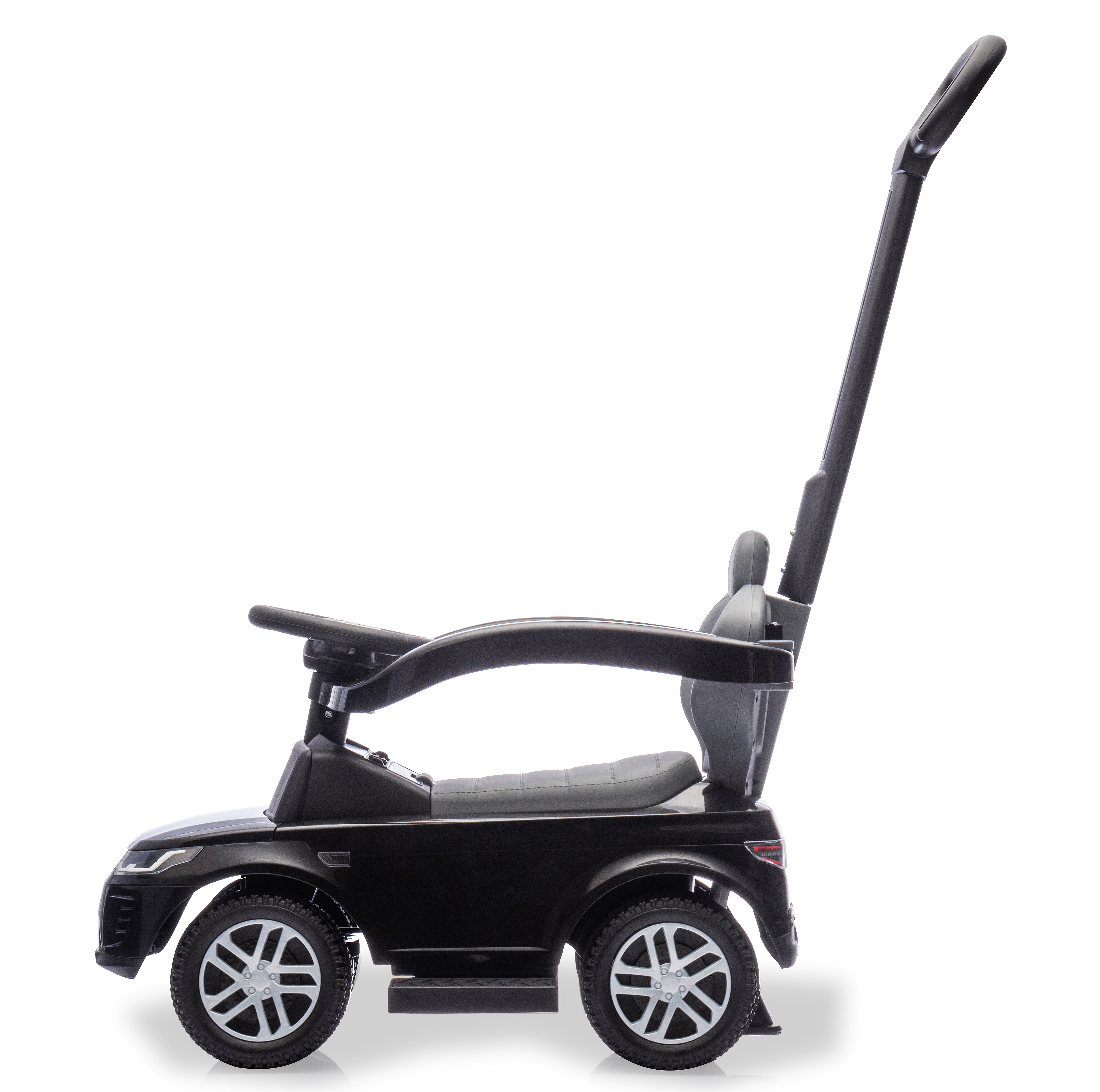 Ein schwarzes Spielzeugauto mit Griff und Rädern. Es hat einen Sitz und ein Lenkrad. Der Hintergrund ist weiß.