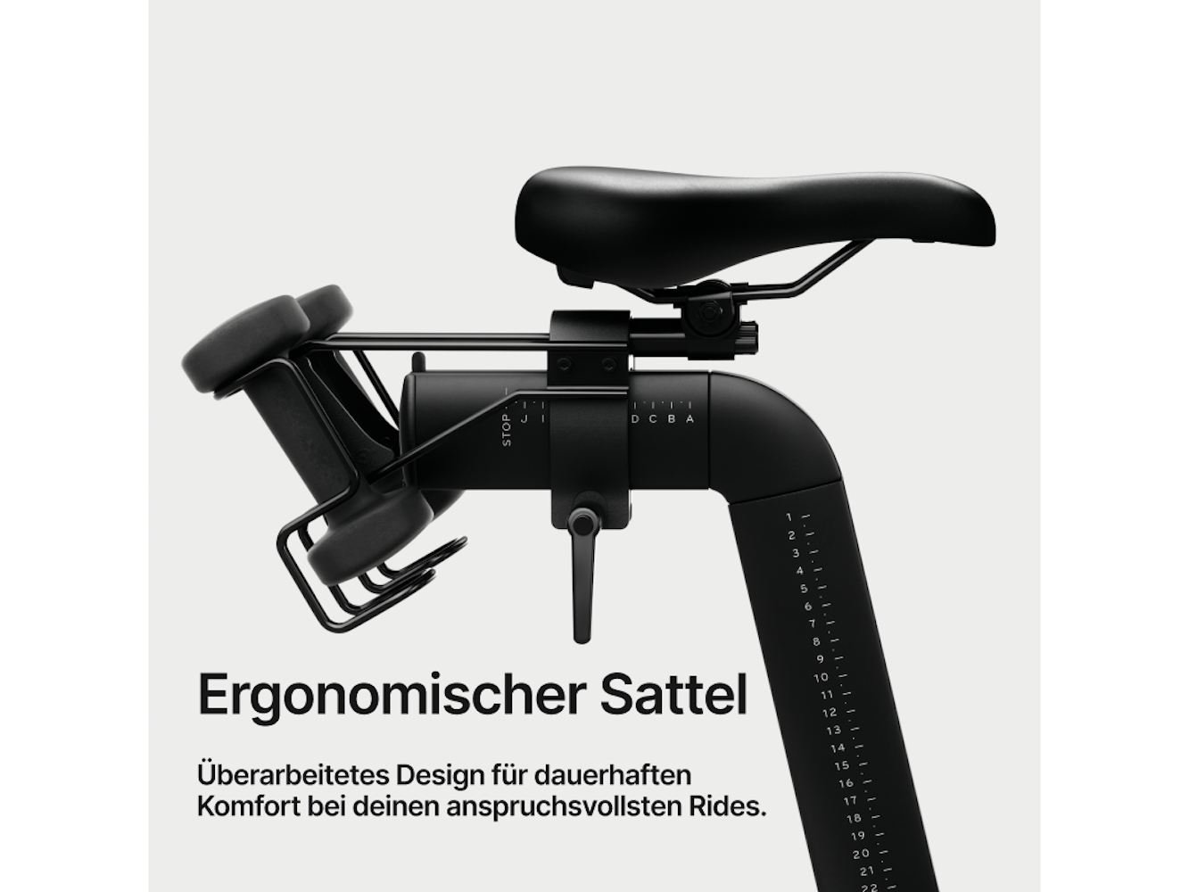 Schwarzer Fahrradsattel mit Einstellfunktionen und Text 'Ergonomischer Sattel'. Zahlen und Markierungen sind vorhanden.