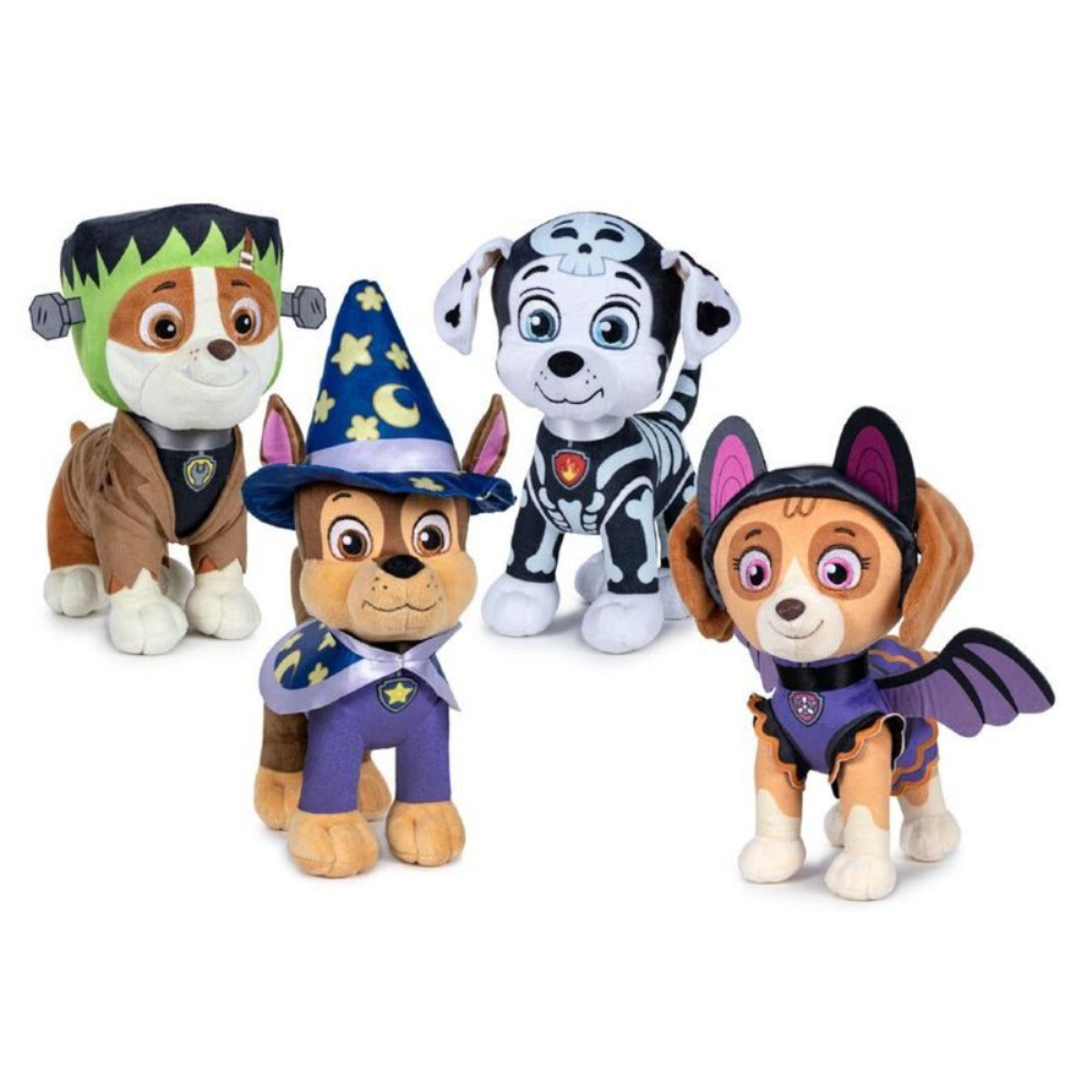 Vier Paw Patrol Plüschtiere in Halloween-Kostümen: Frankenstein, Hexe, Skelett und Fledermaus. Alles auf weißem Hintergrund.