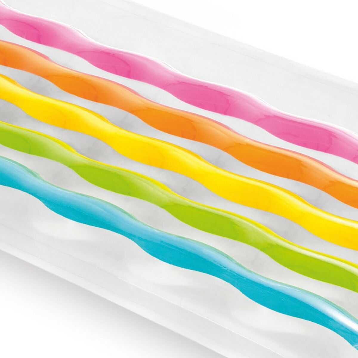 Nahaufnahme eines aufblasbaren Pool-Schwimmers mit wellenförmigen Streifen in Pink, Orange, Gelb, Grün und Blau vor weißem Hintergrund.