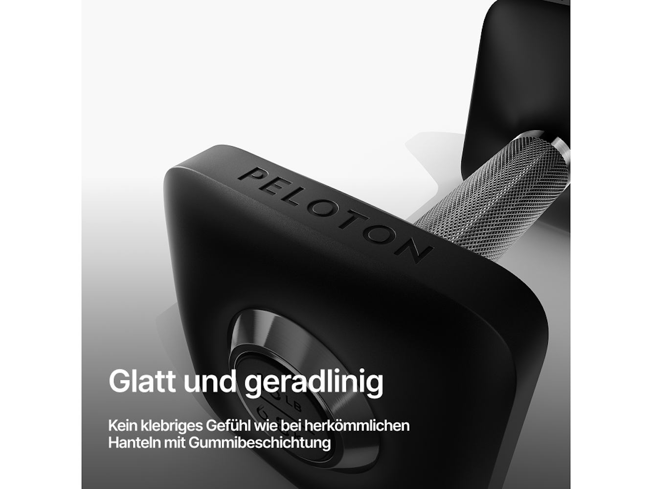 Nahaufnahme einer schwarzen Peloton-Hantel. Das Wort PELOTON ist auf dem Gewicht eingeprägt. Der Griff ist silberfarben und strukturiert.