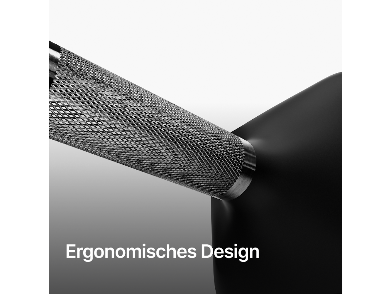 Nahaufnahme eines strukturierten, silbernen Metallgriffs vor schwarzem Hintergrund, der ergonomisches Design hervorhebt.