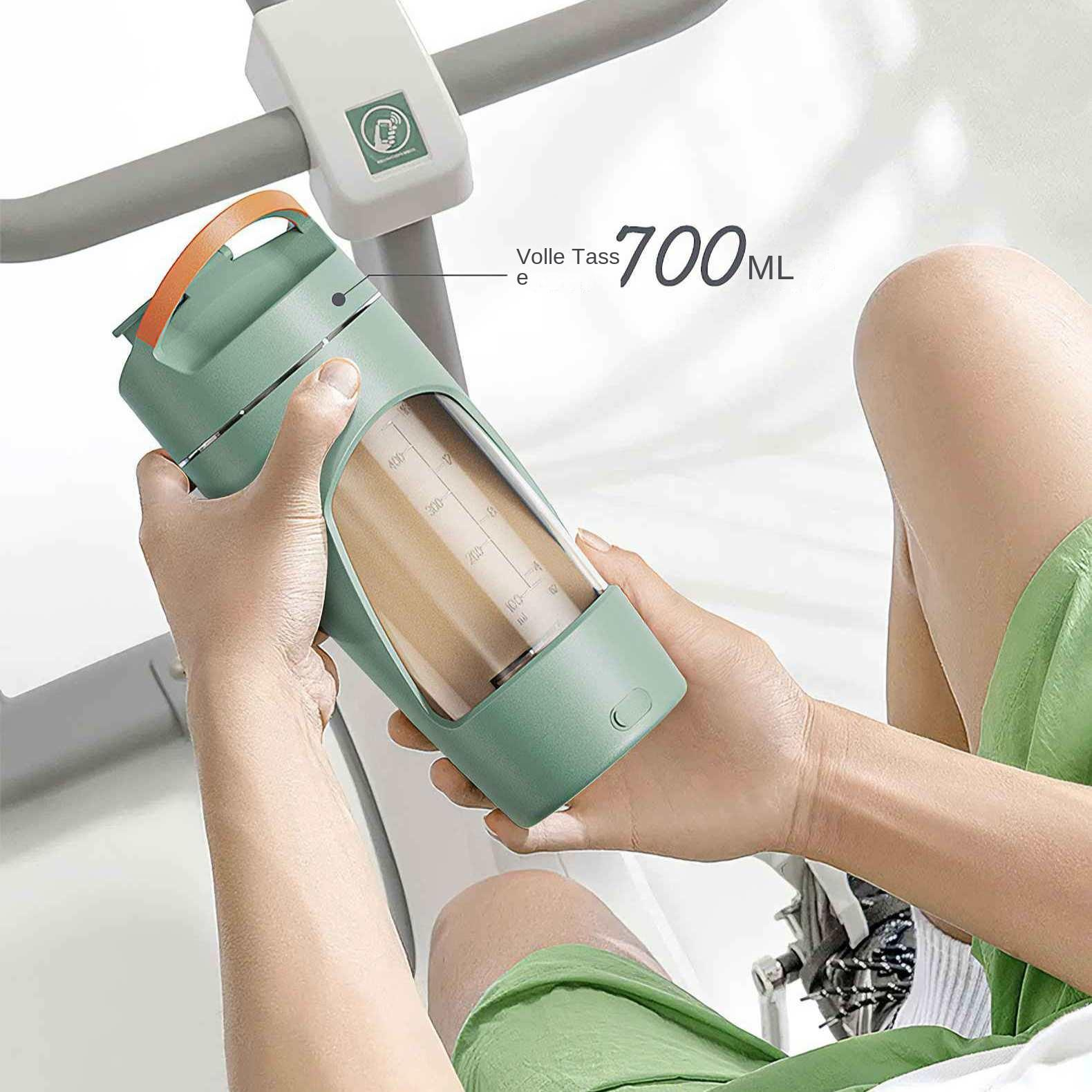 Eine Person hält eine grüne Wasserflasche mit orangefarbenem Griff. Die Flasche ist mit '700ml' beschriftet.