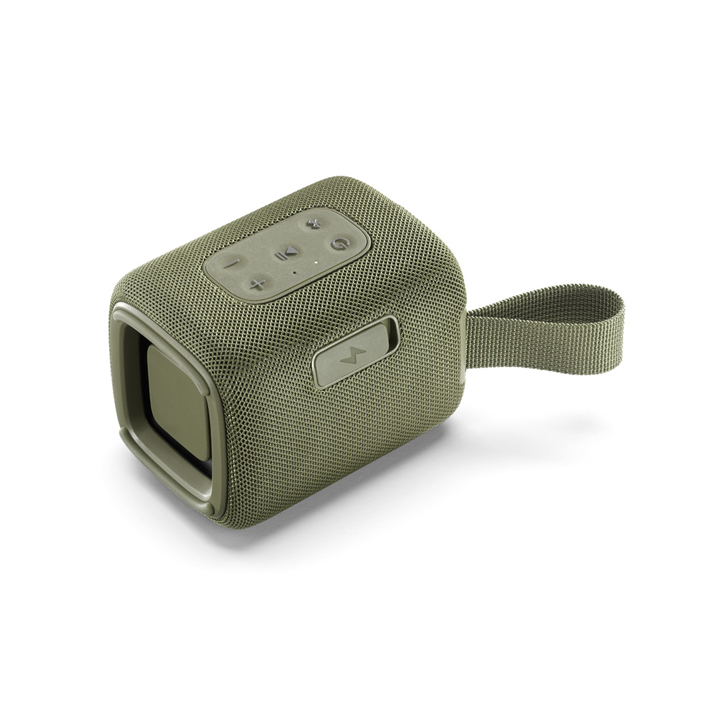Oliwkowy głośnik przenośny na białym tle. Posiada przyciski sterujące i pasek do przenoszenia. Głośnik jest lekko pochylony.