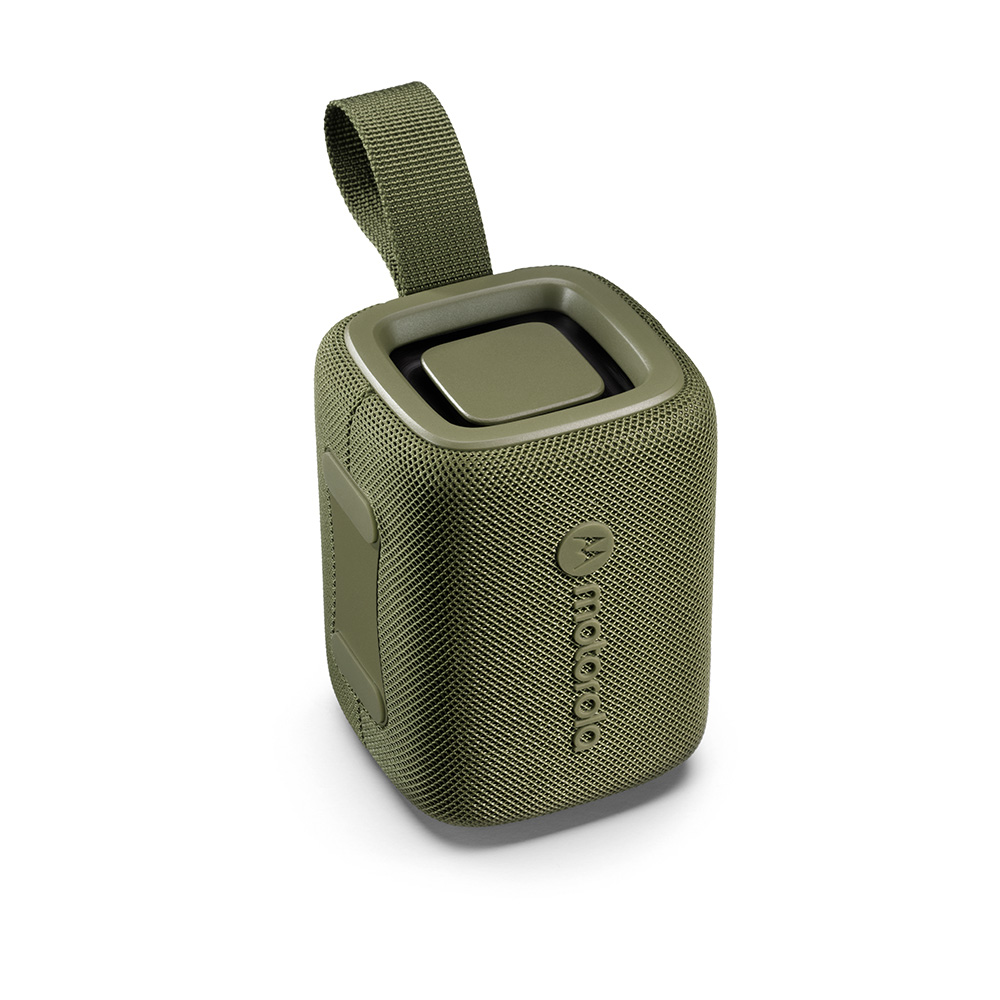Oliwkowozielony przenośny głośnik Motorola, w kształcie pudełka z uchwytem. Ma siatkową teksturę i widoczne logo Motorola.