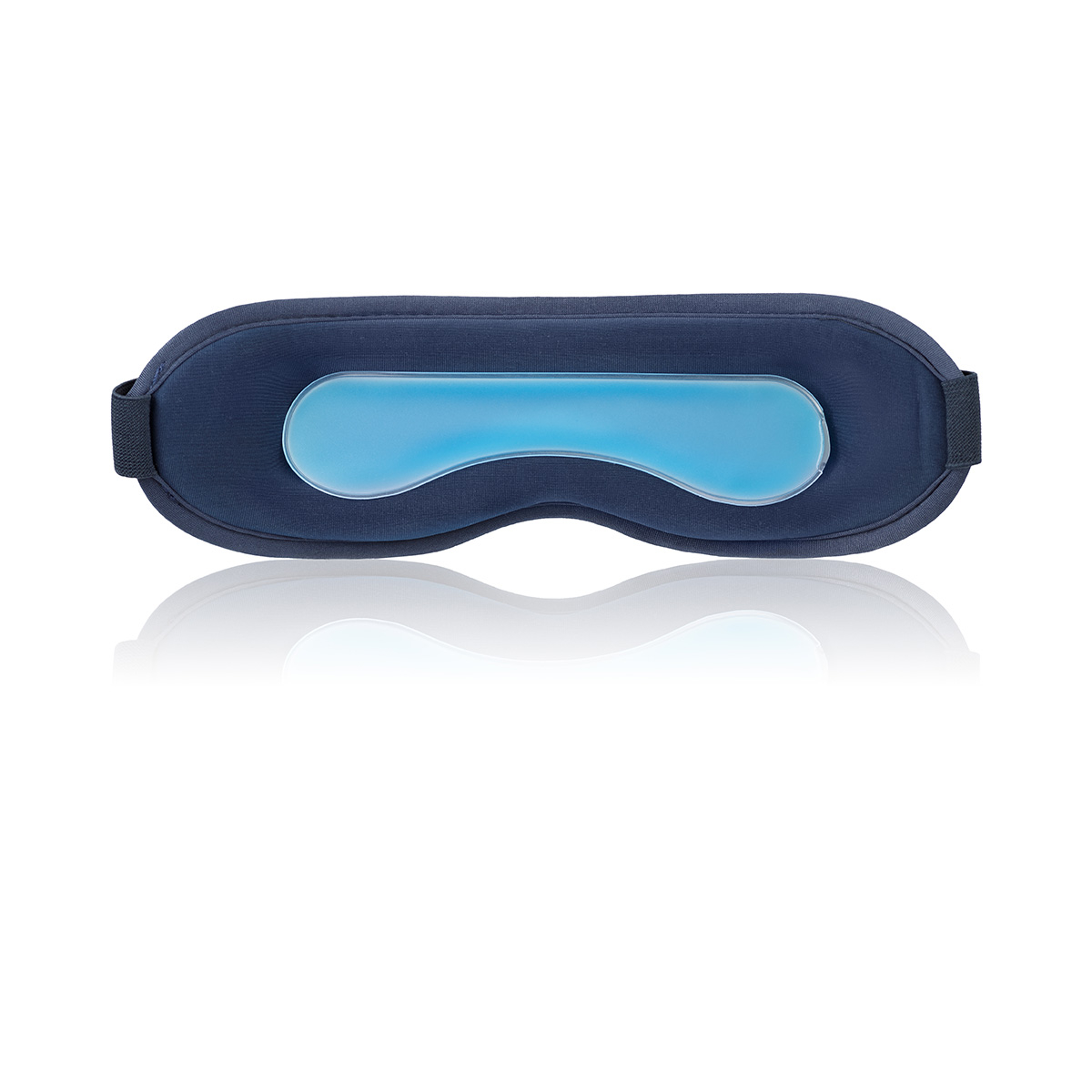 Eine marineblaue Augenmaske mit einem hellblauen Geleinsatz. Die Maske liegt auf einer weißen Oberfläche, ihr Spiegelbild ist sichtbar.