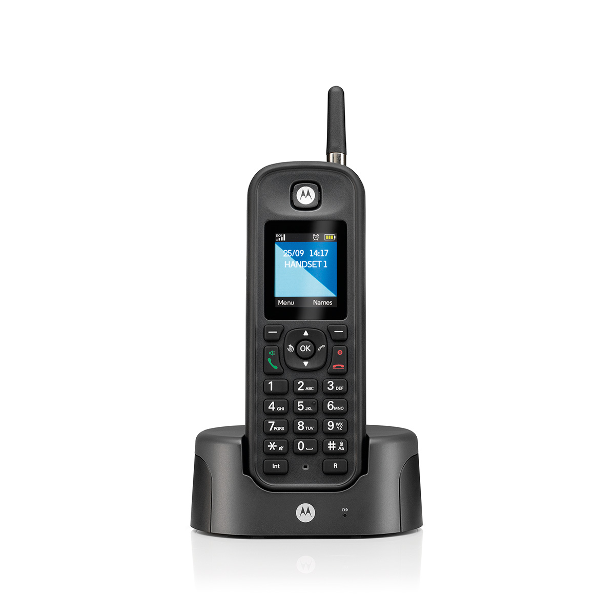Un teléfono inalámbrico negro con base. El teléfono muestra una pantalla con fecha y hora. Tiene un teclado con números y teclas de función.