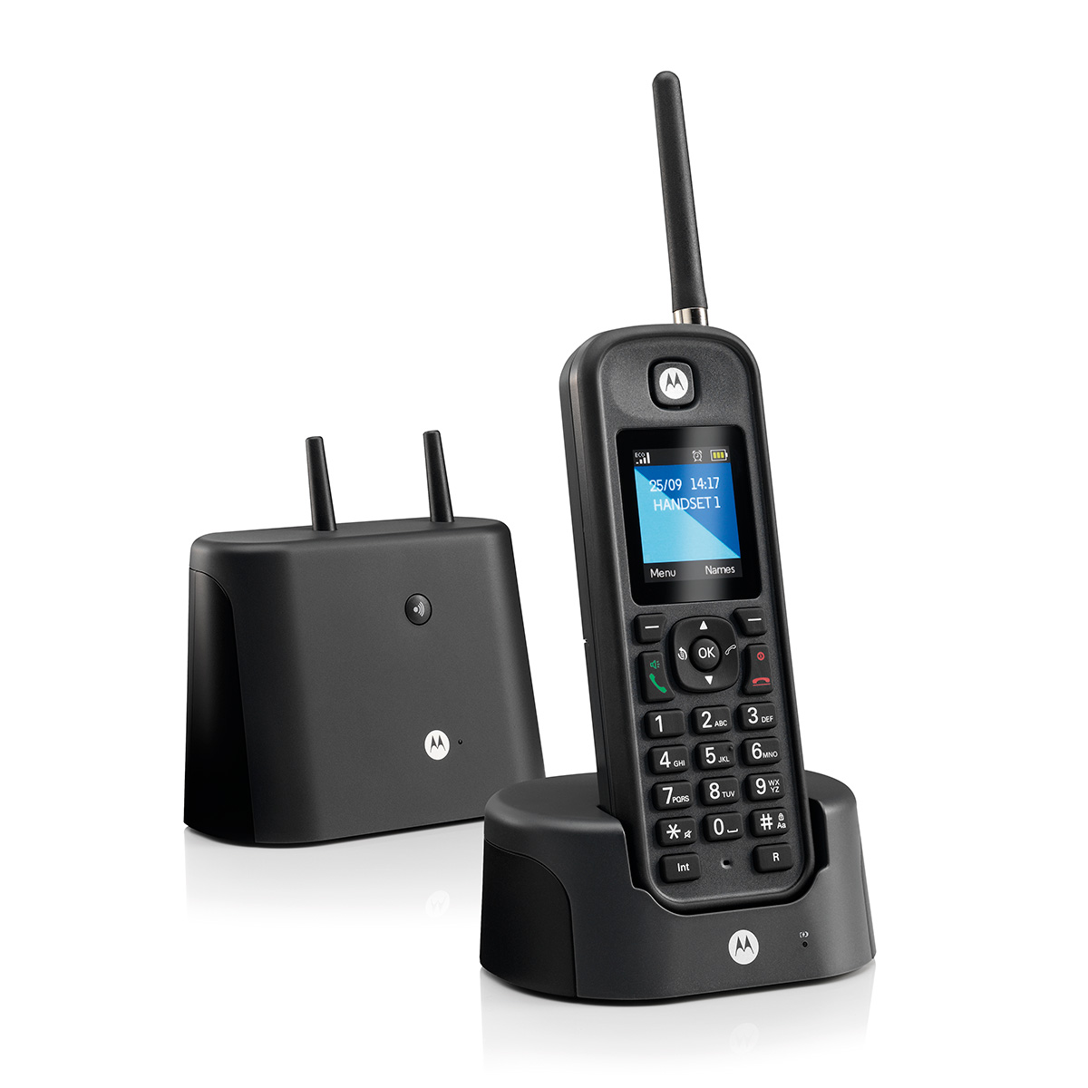 Un teléfono inalámbrico negro con cargador. El teléfono está en su base. El cargador está a la izquierda. La pantalla muestra la hora.