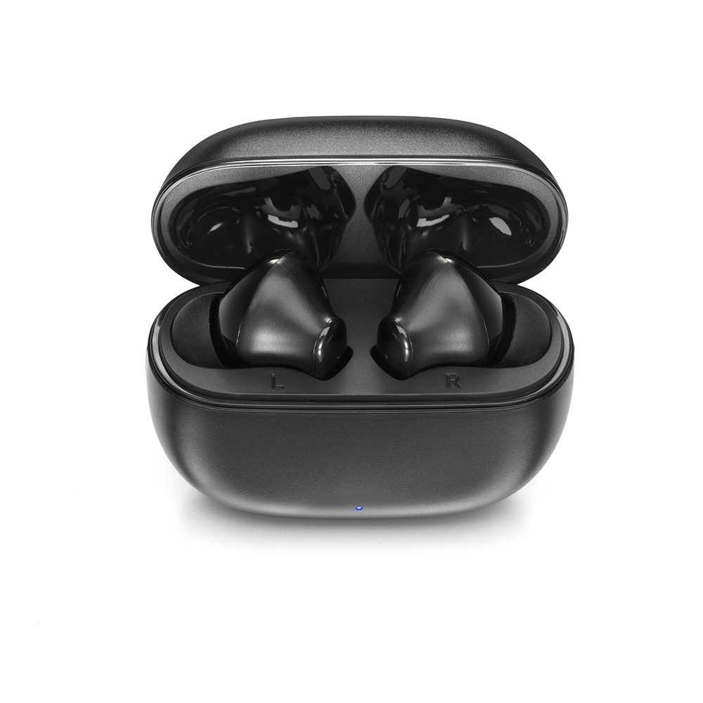 Auriculares inalámbricos negros en un estuche de carga abierto, mostrando los auriculares izquierdo y derecho. El estuche está sobre fondo blanco.