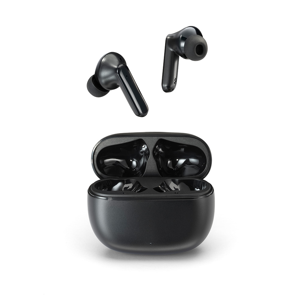 Auriculares inalámbricos negros, dos separados y uno en la funda de carga. Aislados en blanco. La funda está abierta.