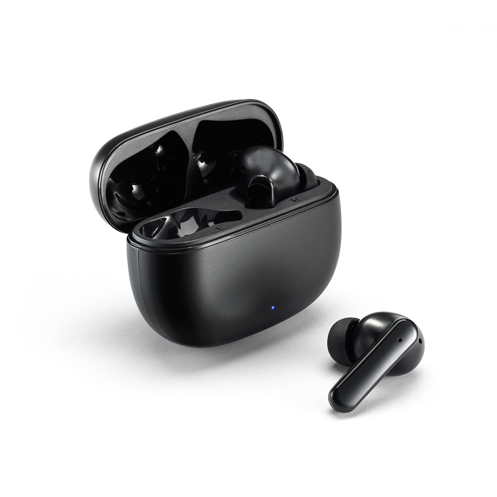 Auriculares inalámbricos negros con estuche de carga, un auricular está separado. El estuche está abierto, revelando el otro auricular. Fondo blanco.