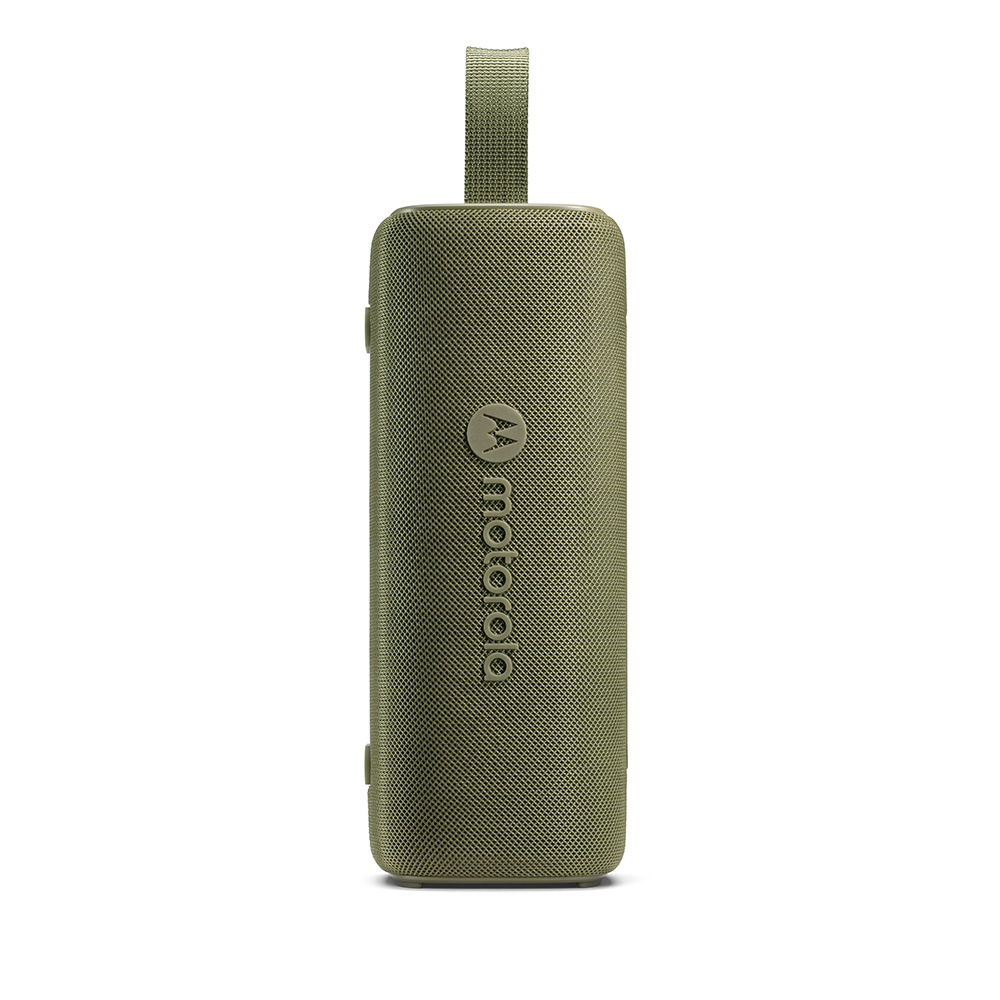 Een groene Motorola-luidspreker staat rechtop tegen een witte achtergrond. Het heeft een draagriem en het Motorola-logo.