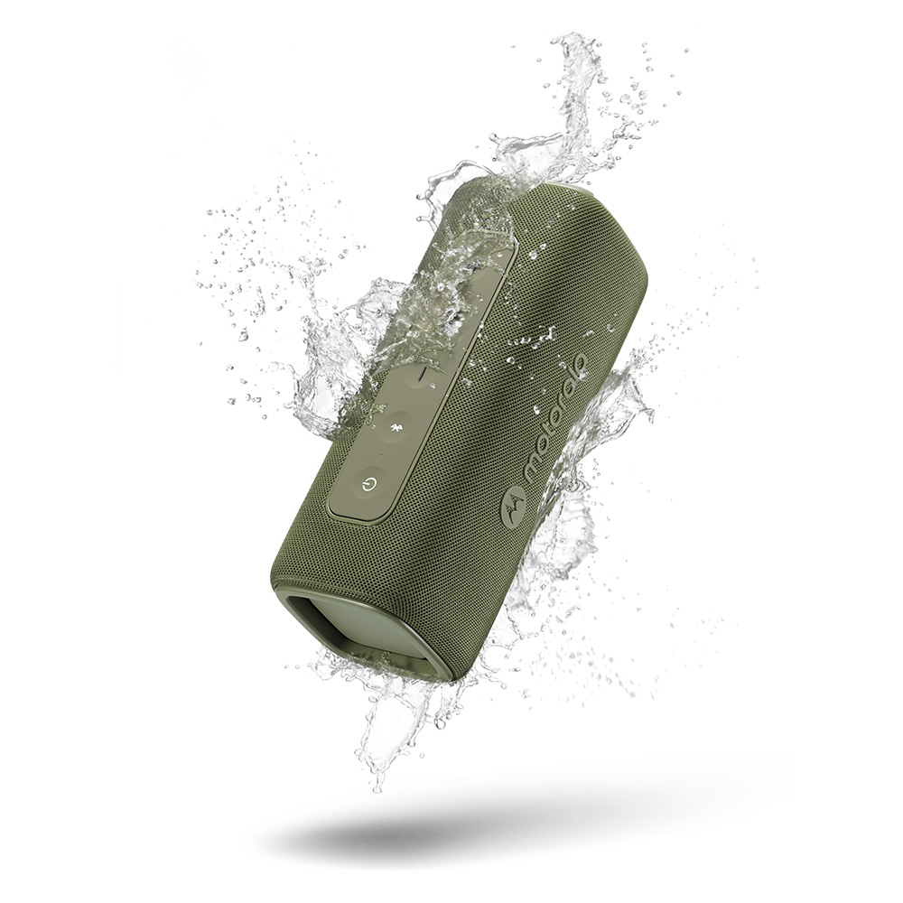 Een olijfgroene Motorola-luidspreker is omringd door waterdruppels, wat suggereert dat hij waterdicht is. De luidspreker heeft bedieningsknoppen.