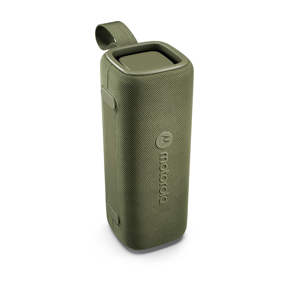 Een olijfgroene Motorola Bluetooth-luidspreker met een handvat. Het heeft een mesh textuur en een Motorola logo.
