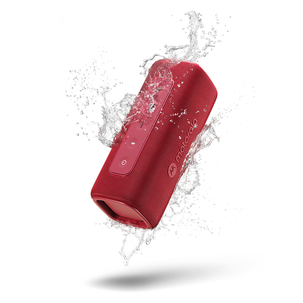 Un altoparlante Motorola rosso è circondato da spruzzi d'acqua, a suggerire che sia impermeabile. L'altoparlante è posizionato su uno sfondo bianco.