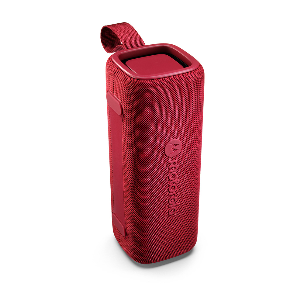 È mostrato un altoparlante Motorola rosso. Ha una maniglia, una trama simile a una rete e il logo Motorola. È su sfondo bianco.