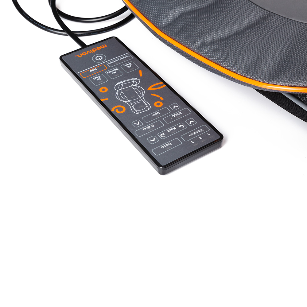 Eine schwarze Fernbedienung mit orangefarbenen Markierungen ist abgebildet, mit Tasten für Vibration, Demo und andere Funktionen.