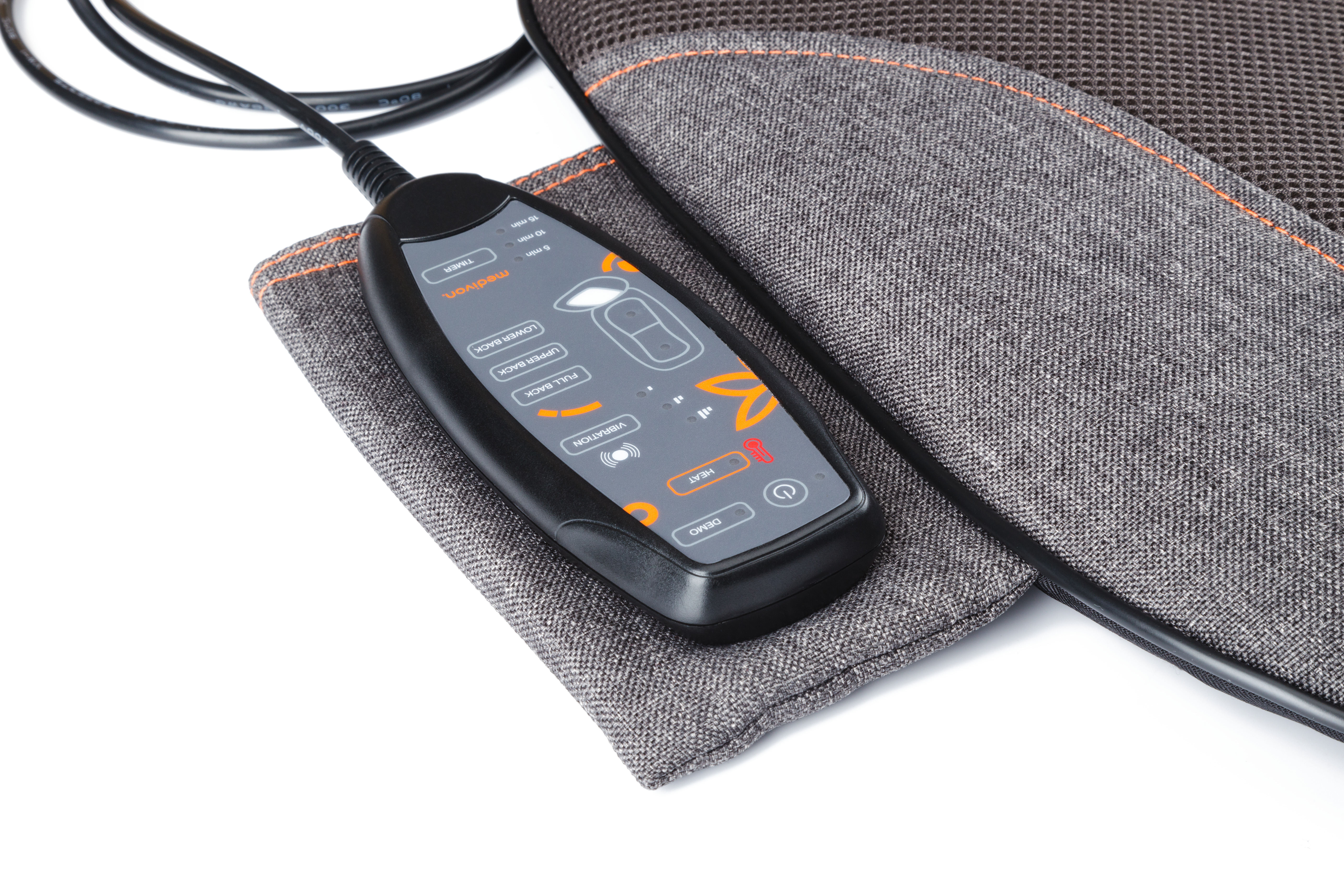 Ein schwarzer Controller mit Knöpfen liegt auf einem grauen Stoff. Ein schwarzes Kabel ist mit dem Controller verbunden. Der Hintergrund ist weiß.