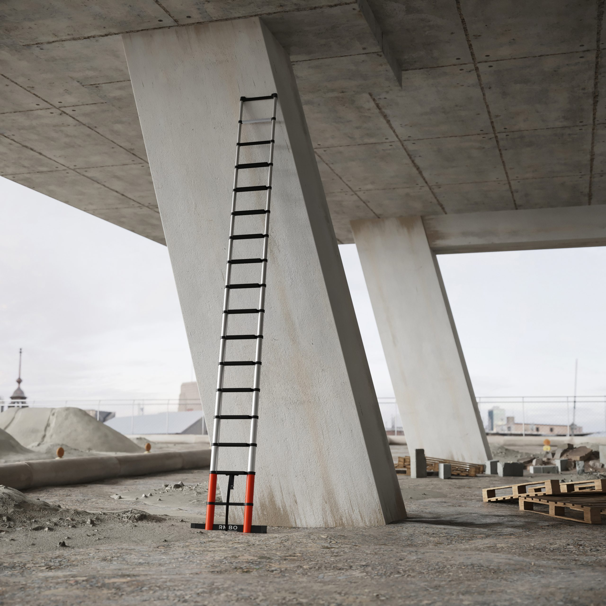 Une grande échelle est appuyée contre un pilier en béton. Chantier avec palettes et matériaux en arrière-plan.