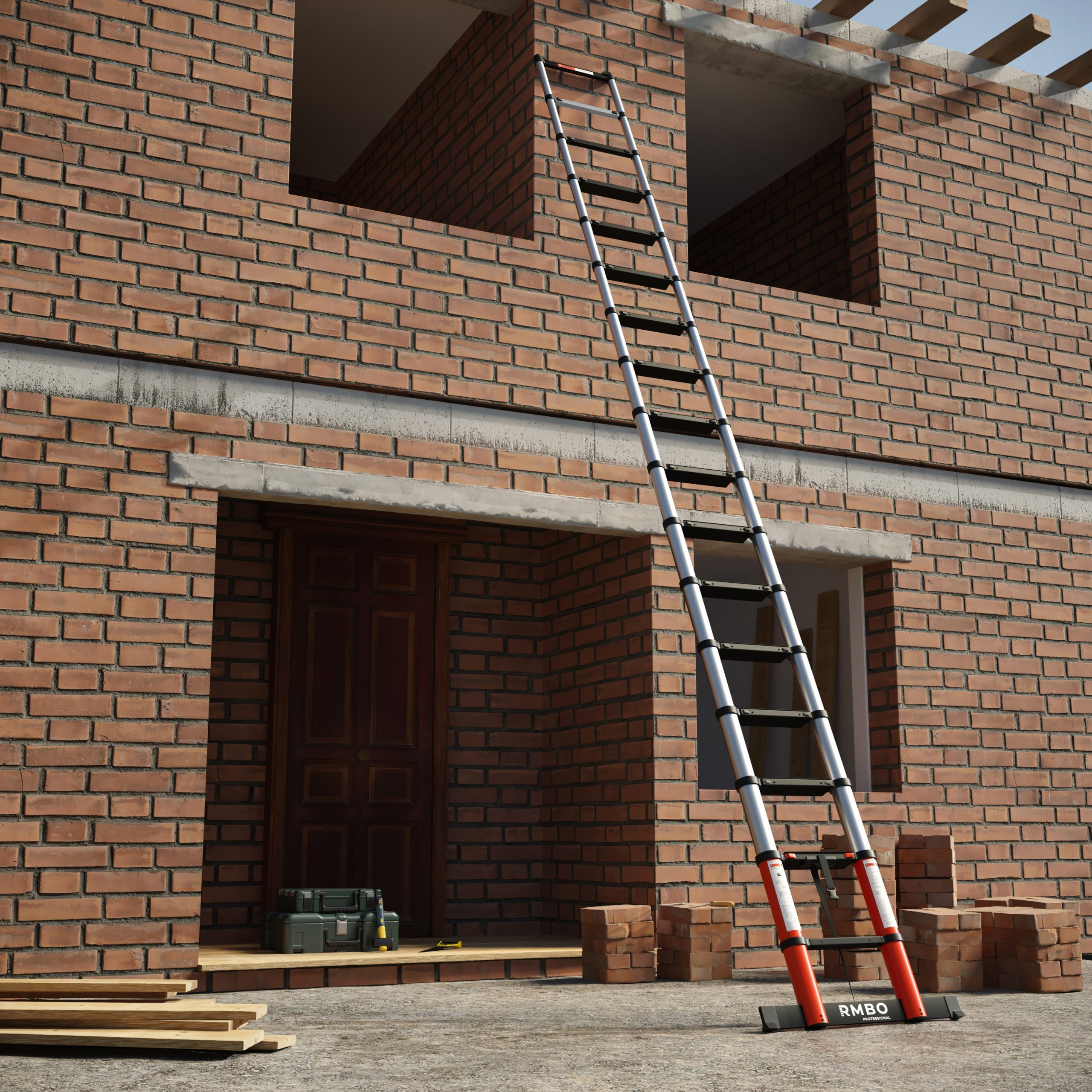 Une échelle est appuyée contre un bâtiment en briques en construction. Une boîte à outils et des planches de bois sont présentes.