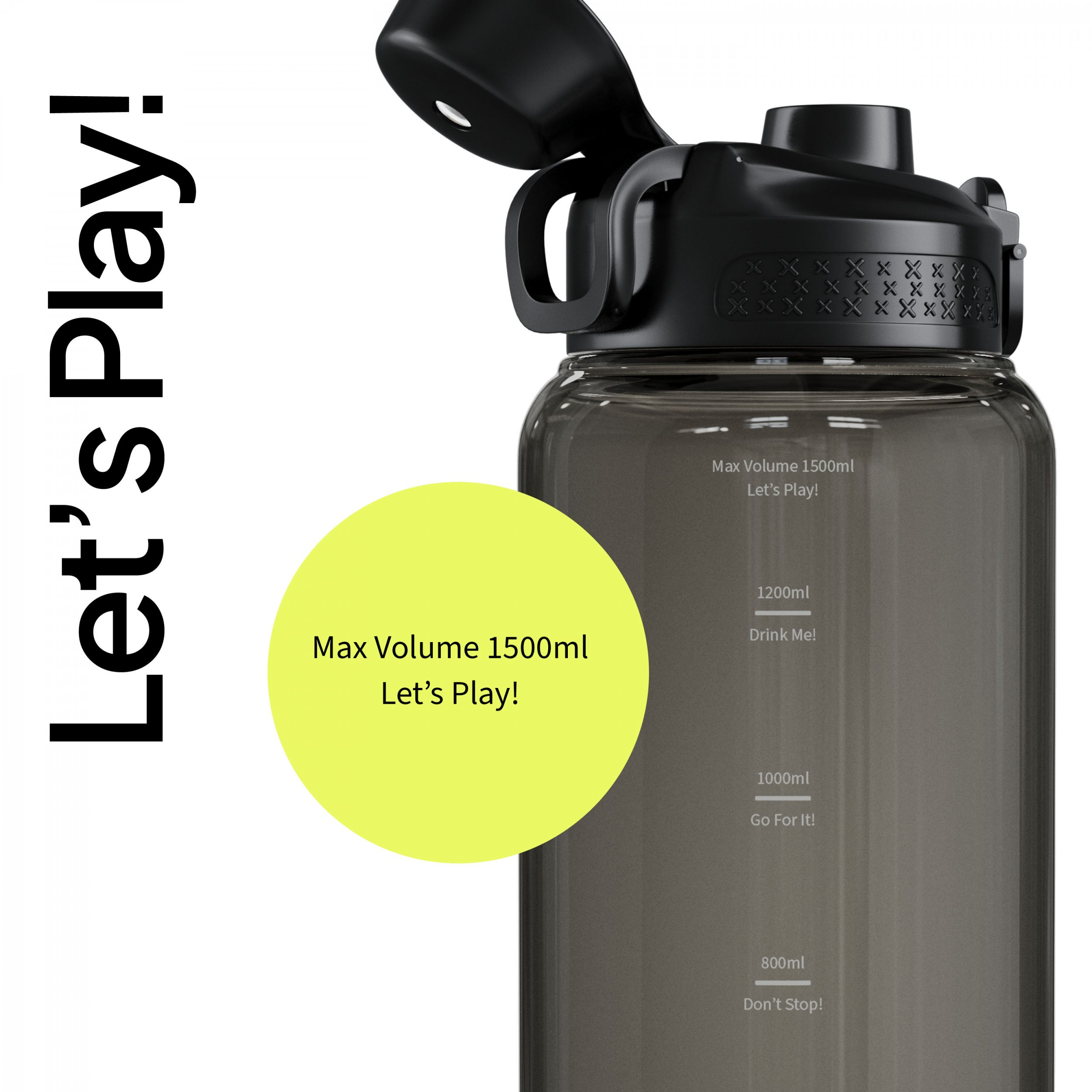 Eine transparente Wasserflasche mit schwarzem Deckel. Gelber Kreis mit Text und weißem Hintergrund. Text: Let's Play!