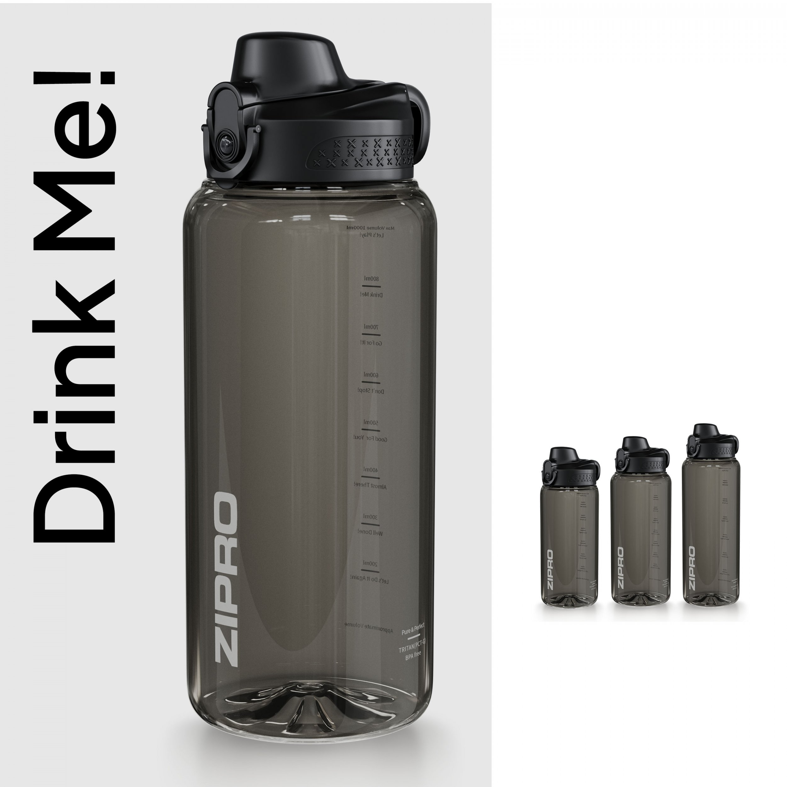 Eine transparente Wasserflasche mit schwarzem Deckel und dem Text Drink Me!. Auf der rechten Seite sind drei kleinere Flaschen.